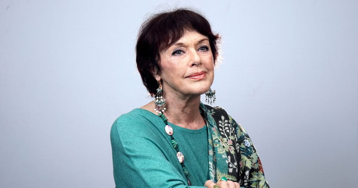 NewsTVReal's tweet photo. Invitée du podcast du journaliste Karim Sebbouh disponible sur YouTube, l'actrice Anny Duperey a répondu sans filtre aux questions concernant Patrick Bruel qui n'a une nouvelle fois pas mâché ses mots.

« J'avais vu un reportage, il y a longtemps, où les filles se jetaient sur lui. Quand elles sont hystériques et qu'elles veulent quelque chose elles n'ont aucune pudeur. Aucune. Ça fonce une nana. Ce n'est pas plus doux qu'un garçon quand ça s'y met. » a-t-elle lâché.

"Je ne sais pas ce qu'il a fait, ce qu'il n'a pas fait, peut-être il a été lourdingue avec des nanas. Est-ce au point de briser une carrière ? Je  suis profondément féministe et je pense qu'il y a des choses qui doivent changer. C'est vrai qu'il y a eu des abus, des abus de pouvoirs, il y a eu des choses terribles. Par contre, cette manie où toutes les semaines il y a un mec connu à abattre, ça, ça m’énerve, on annule ses concerts avant même qu'il ait été jugé. C'est la mise à mort populaire", regrette la comédienne.