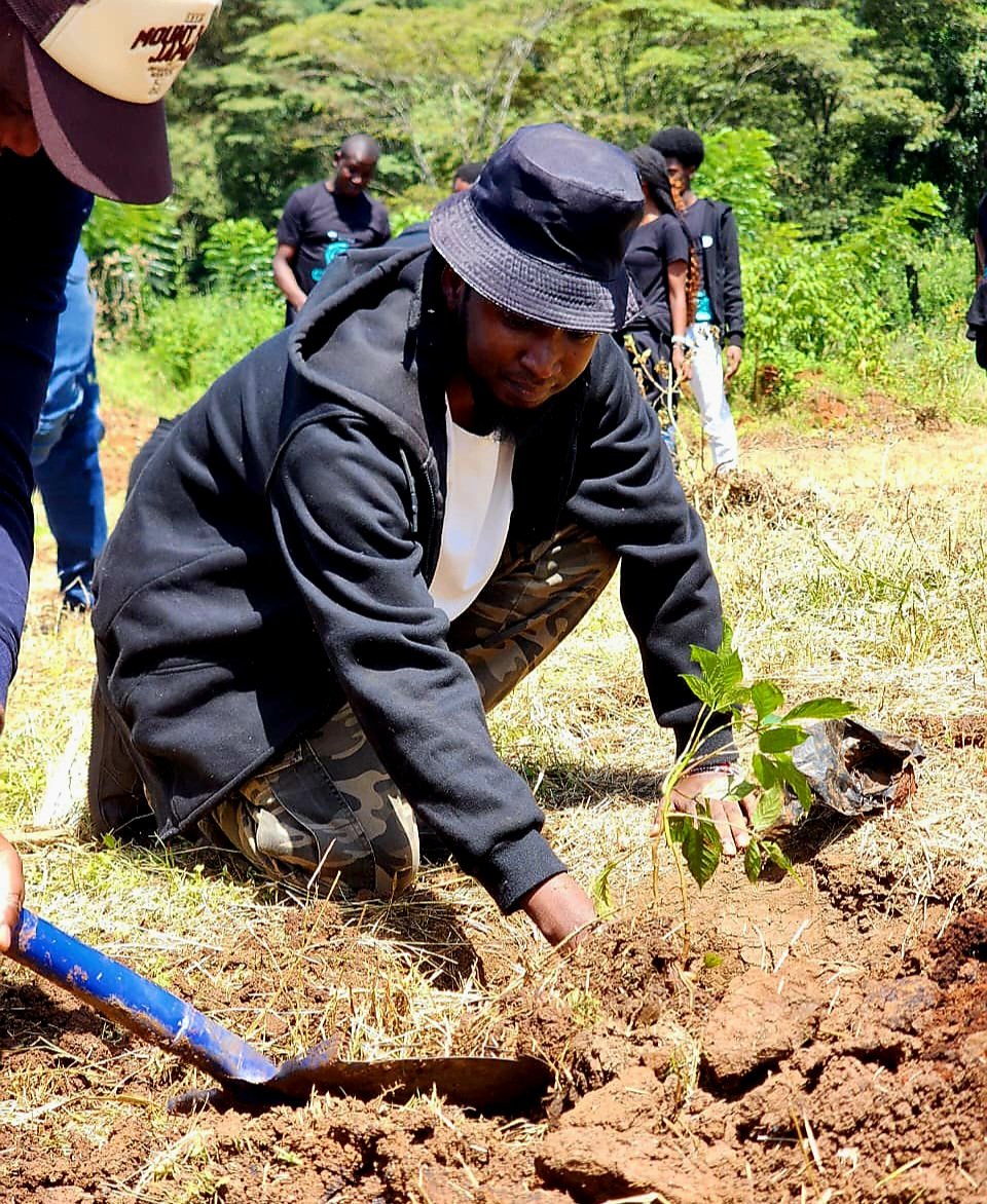 FemmeHub's tweet photo. From the studio to the soil.

@motifdidon traded microphones for seedlings today. 

Sustainability is for us all!

Motif is a music producer empowering upcoming musicians with the support of NCBA under the #NCBAElev8Live program.

#NCBAChangeTheStory

https://t.co/l9Eo2epWPv https://t.co/kIrsIyyugW
