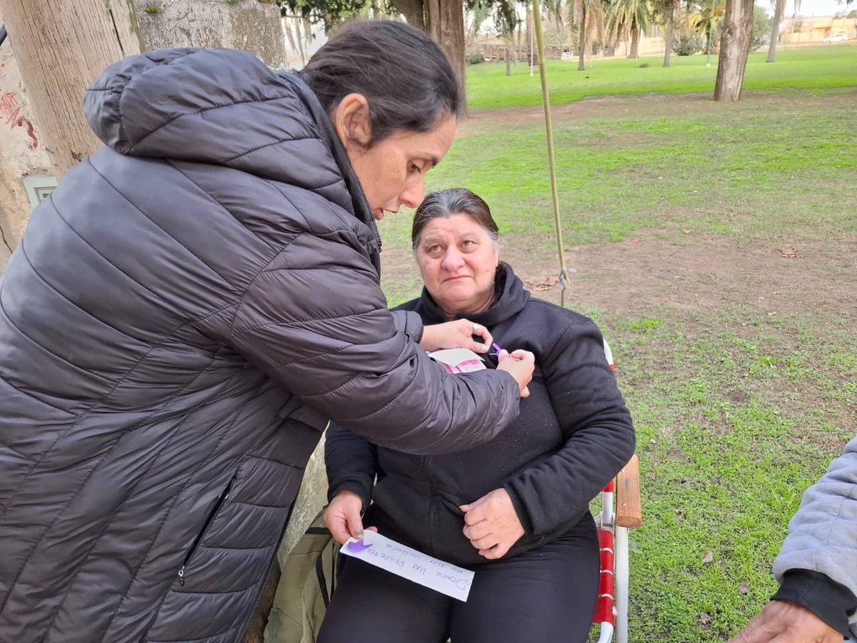RegionSanX's tweet photo. 💜 #3J | Jornada de concientización y salud en #RoquePérez (Plaza Roma y Municipalidad) a 11 años del primer "Ni Una Menos".  

Promotoras de salud compartieron folletería, dialogaron con vecinos y colocaron lazos simbólicos. https://t.co/104wqXECuP