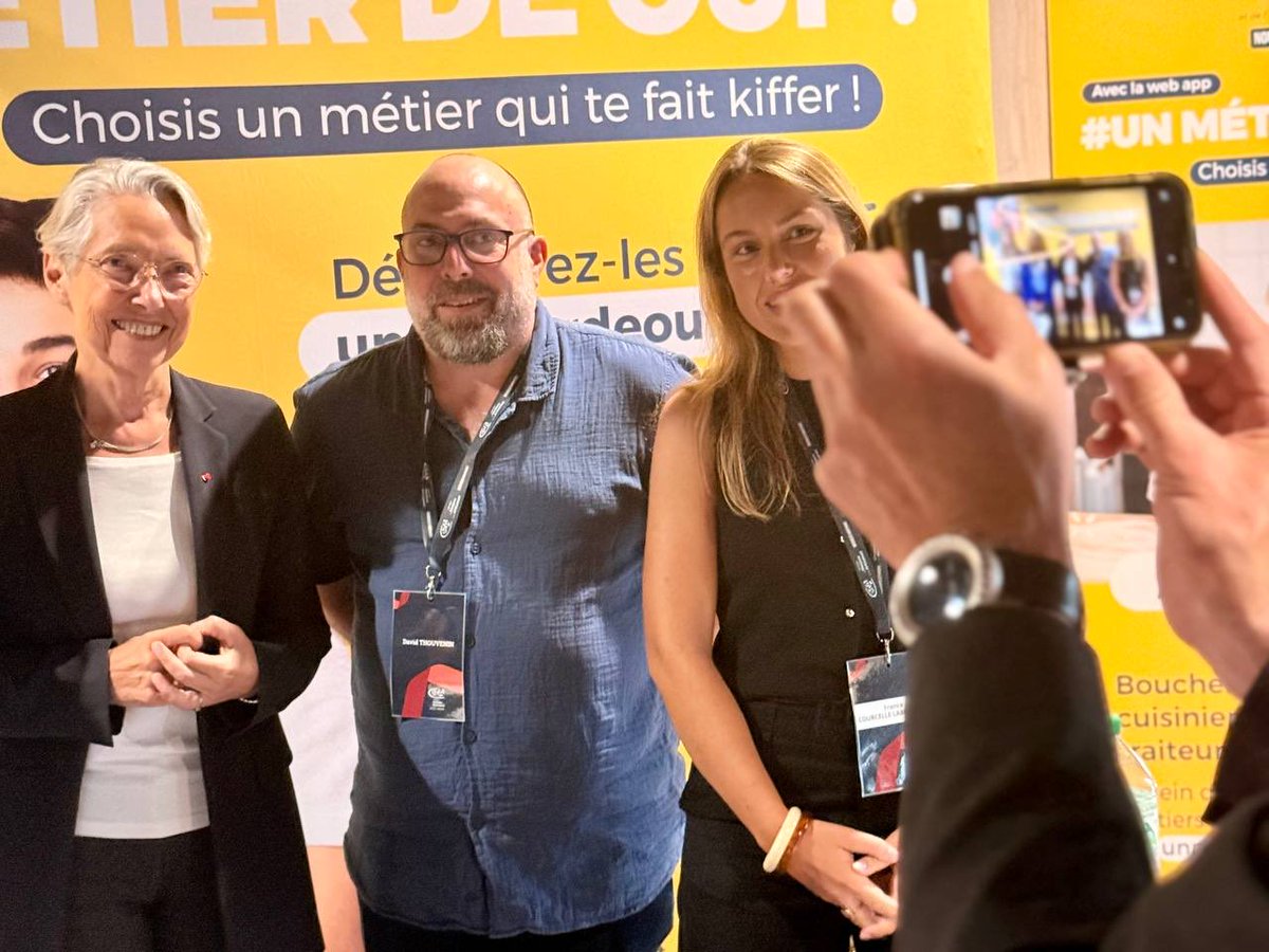 Elisabeth_Borne's tweet photo. La jeunesse est notre avenir. Investir dans la formation, l’apprentissage et l’accompagnement vers l’emploi doit rester une priorité absolue.

À Bordeaux, aux côtés des acteurs de l’emploi et de la formation. Merci pour votre engagement au service de notre jeunesse. https://t.co/O5ezAfddXS