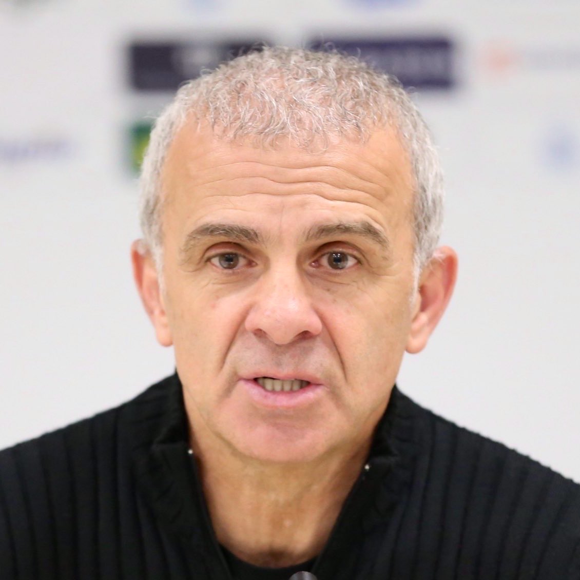 TekYolFener's tweet photo. Gürcan Bilgiç: "Aziz Bey'in hocası Aykut Kocaman olacak. Futbol aklı ise Oğuz Çetin. İkisine de çok inanırım. Oğuz Hoca ile iki senedir yayın yapıyorum, olaylara nasıl baktığını biliyorum. Aykut Hoca da zaten çok eski bir arkadaşım. Ne yapmak istediğini çok iyi biliyorum. Vedat Muriqi ve Guirassy isimlerini veren muhtemelen Aykut Hoca'dır."

(Hodri Meydan TV)