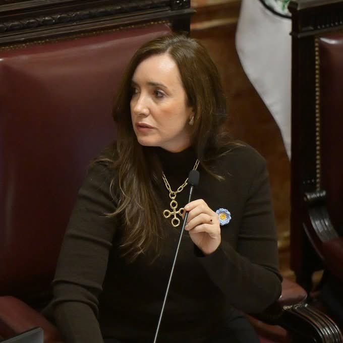 mavica7's tweet photo. VILLARRUEL CRUZÓ A BULLRICH: "HAY QUE PREGUNTARLE POR QUÉ NOS SOMETE A ESTE DESCONTROL"

La vicepresidenta cuestionó a la jefa del bloque libertario por la decisión oficialista de incluir 73 pliegos en la sesión en lugar de los 50 acordados en la reunión de labor parlamentaria.

Testimonio de Victoria Villarruel en Infobae

"Hay que preguntarle a Patricia Bullrich que nos somete a esta situación. Ayer eran 50 pliegos, después 53 y hoy 73. No es serio, estamos hablando de jueces, no estamos juntando caramelos en un kiosco".

"Nosotros no sabíamos el listado de pliegos que se iban a tratar hasta media hora antes. Hay que preguntarle a la Presidente del bloque de LLA, que nos somete a este descontrol".