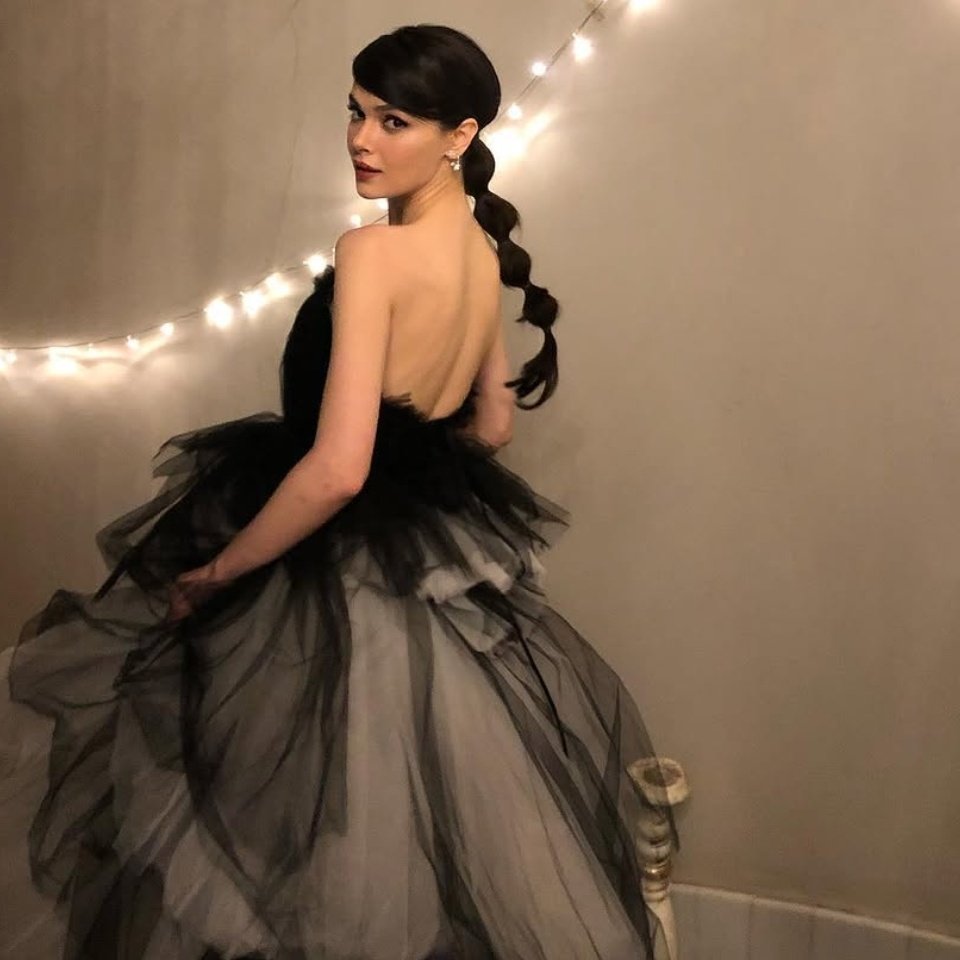 xnecrolis's tweet photo. 《𖤐》 𝓩𝓮𝓹𝓱𝔂𝓻𝓪 𝓑𝓪𝓼𝓪𝓻𝓪𝓫
Daughter of Vlad Drăculea.
Last heiress of House Basarab.

They called my father a monster.
History only remembers the blood, never the reasons.

I watched kingdoms burn beneath the Carpathian sky.
Empires vanished. My bloodline did not. https://t.co/JehuXNKQoj