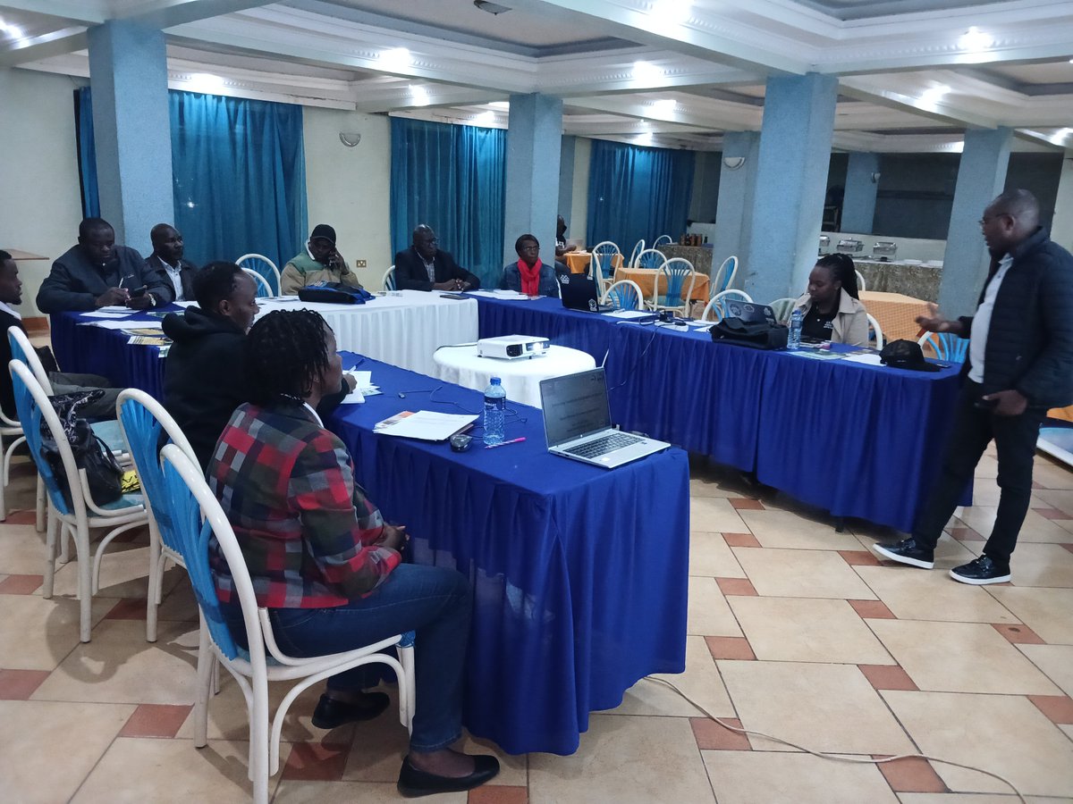 VeterinaryKenya's tweet photo. KVA &amp; KWVA trained Ngong agrovets on vaccine handling, priority diseases, farmer engagement and sustainable animal healthcare under the VITAL 2 Programme. @galvmed
#VITAL2 #KenyaVeterinaryAssociation #KenyaWomenVetAssociation #LivestockHealth #Agrovets #OneHealth https://t.co/wnuxPlqYV7