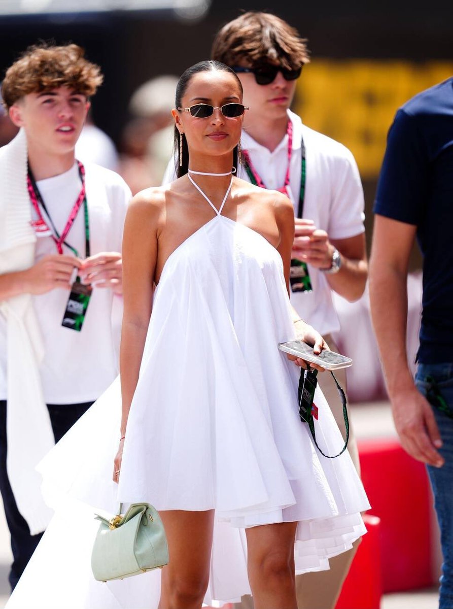 asmleux's tweet photo. she looks so stunning !! 😍😍 https://t.co/Pj5NHwdbAW