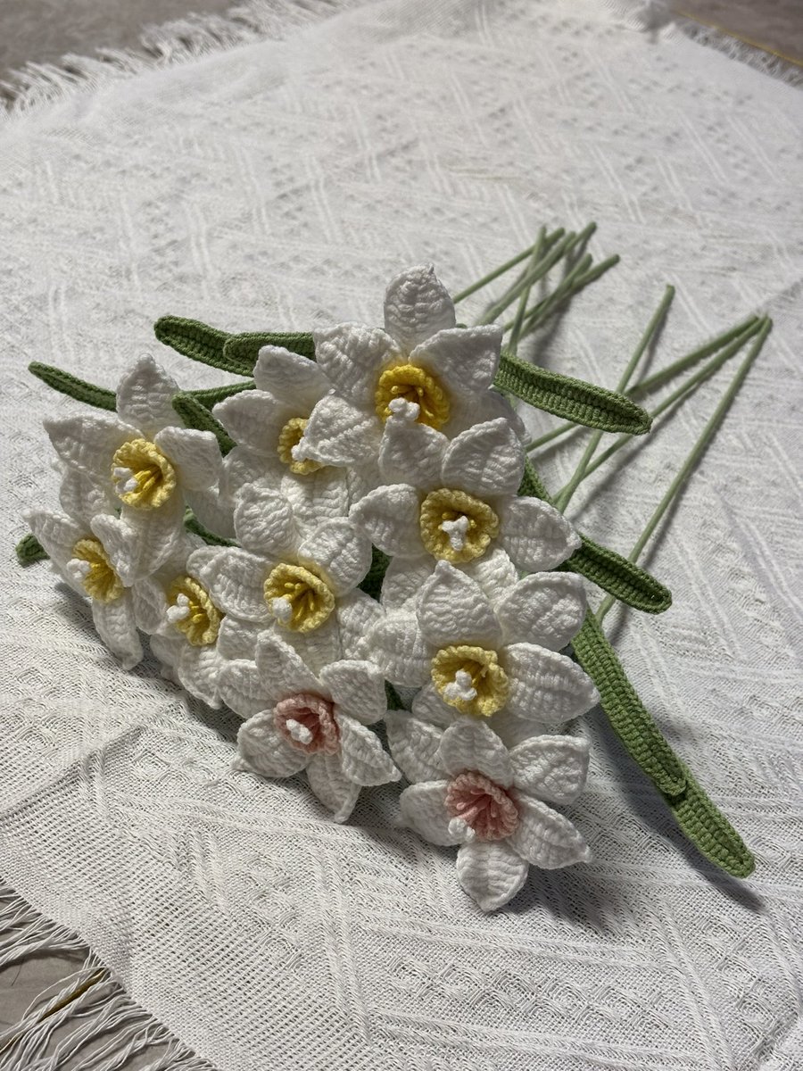 BianMi8888's tweet photo. This handmade daffodil is only one US dollar https://t.co/rnO9yimOAW