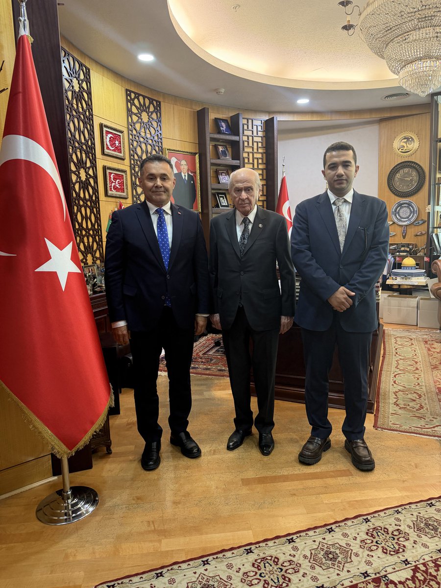 AtillaDiler's tweet photo. Türk Dünyasının Bilge Lideri, liderimiz Sayın Devlet Bahçeli’yi, geçmiş dönem belediye başkanımız sayın Adem Murat Yücel ile makamında ziyaret ederek Kurban Bayramı vesilesiyle geçmiş bayramını kutlayarak dualarını aldık.

Bizleri kabul ederek onurlandıran Türkmen Beyimiz, Liderimiz Sayın Devlet Bahçeli tüm Alanya’ya kalbi selamlarını iletti. Nazik kabulleri için şükranlarımı sunarım.

Rabbim liderimize sağlıklı, huzurlu ve uzun ömürler nasip eylesin. Allah başımızdan eksik etmesin. 🇹🇷🐺