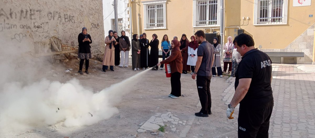 afad_afyon's tweet photo. Afet farkındalığı eğitimiyle öğrencilerimizi güçlendirdik.
📍Kamil Miras KYK Erkek Öğrenci Yurdu 
📍Abdürrahim Mısri KYK Erkek Öğrenci Yurdu 
📍Özel Hicret Yükseköğrenim Kız Öğrenci Yurdu
Deprem, tahliye ve yangın tatbikatları başarıyla tamamlandı.
@AFADBaskanlik @AfyonValiligi https://t.co/JmHWZo7fXS