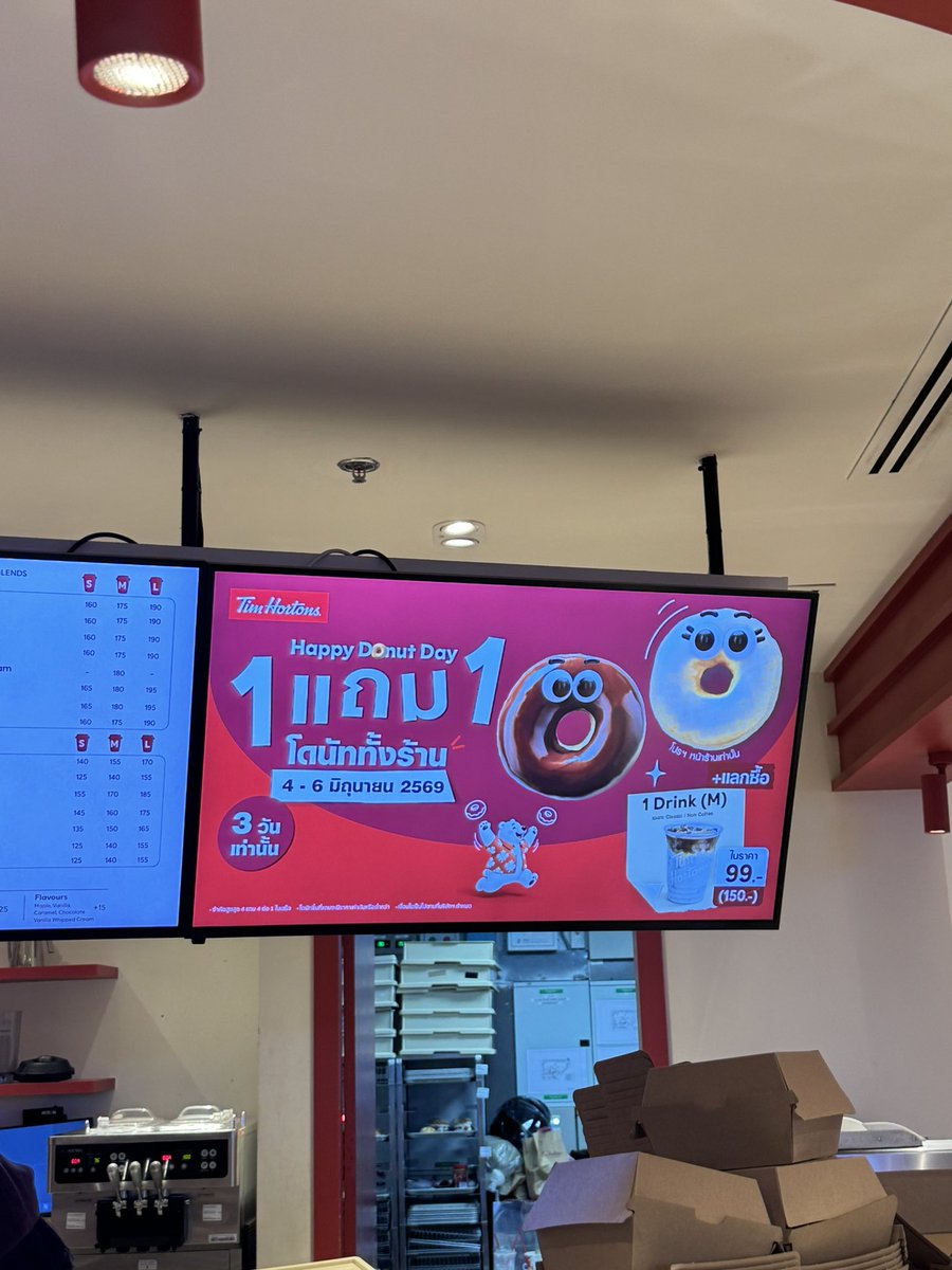 plariex's tweet photo. ละจะกลับบ้านแต่กลัวเวลานี้ bts คนแน่นเลยมาหาน้ำกินรอเวลา เจอ Tim Hortons มีโปรโดนัต 1 แถม 1 รสไรก็ได้ แล้วซื้อกาแฟต่อได้ในราคาแก้ว M 99 บาท เย้ๆๆ โปรถึง 6 มิ.ย. นะ สาขา MBK คับ https://t.co/ZVdUHOuL30