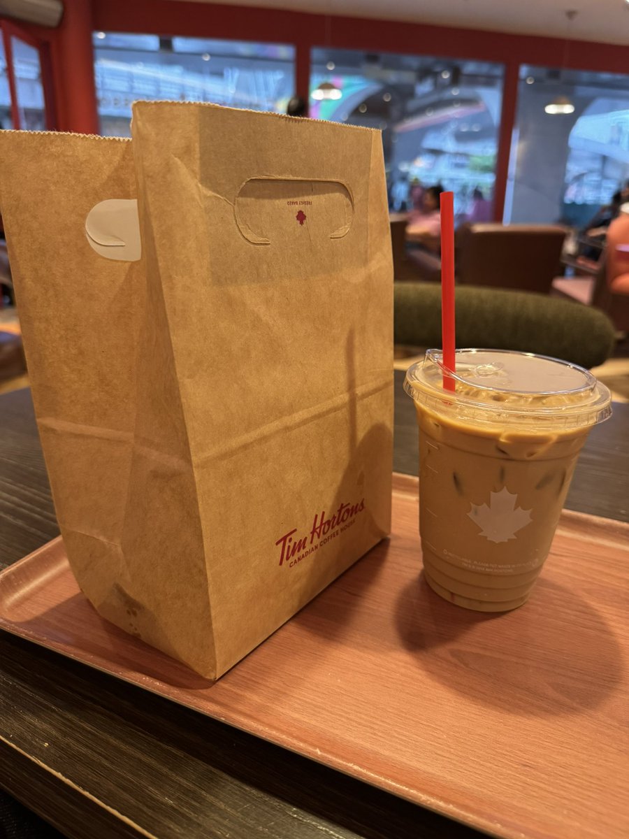 plariex's tweet photo. ละจะกลับบ้านแต่กลัวเวลานี้ bts คนแน่นเลยมาหาน้ำกินรอเวลา เจอ Tim Hortons มีโปรโดนัต 1 แถม 1 รสไรก็ได้ แล้วซื้อกาแฟต่อได้ในราคาแก้ว M 99 บาท เย้ๆๆ โปรถึง 6 มิ.ย. นะ สาขา MBK คับ https://t.co/ZVdUHOuL30