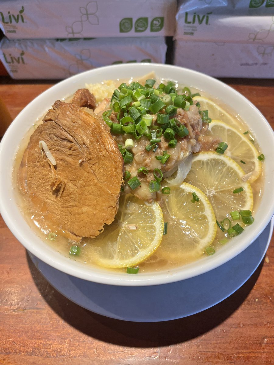 ramen_taroooo's tweet photo. 豚ノヴァ　塩ラーメン　レモンTP
塩始まってやっといけた
やっぱり塩は美味い。レギュラーにして欲しい。
あと、今日の豚は写真でも分かるレベルで味染みが過去1で好み
豚をおかずにヤサイを食べれるくらいのショッパさが好きなので個人的には良かった
あと、新店出すスピードがすげーや https://t.co/WtkA3oSEQE