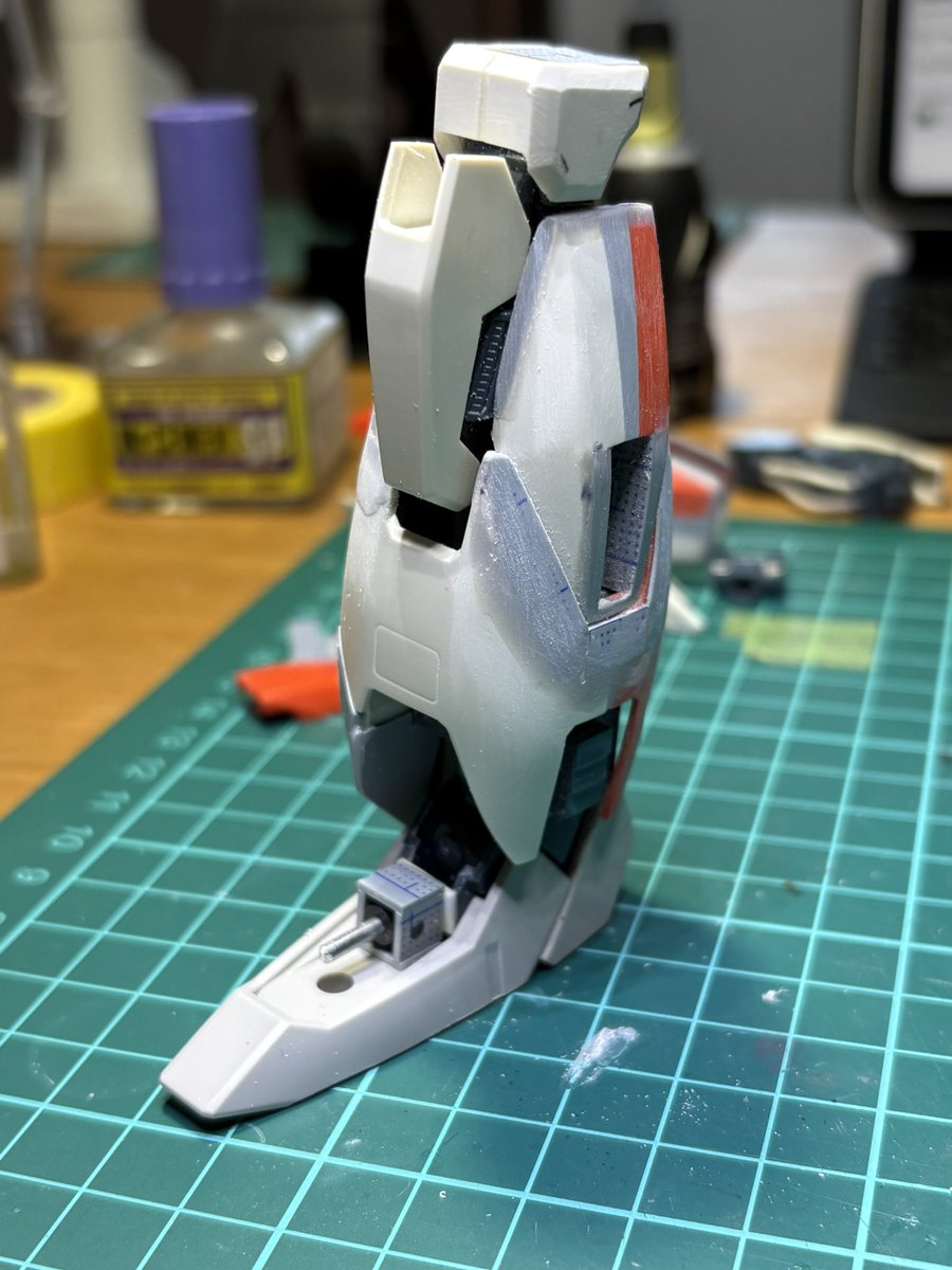 maxi_1019's tweet photo. ドミナンスの特徴的な脚部の形状。
形状を再現するのって難しいね。ミキシングとはまた違う楽しさ。
探りさぐり近づけます。

#ゼータプラスドミナンス
#ガンプラ https://t.co/WWM3GEgFT5