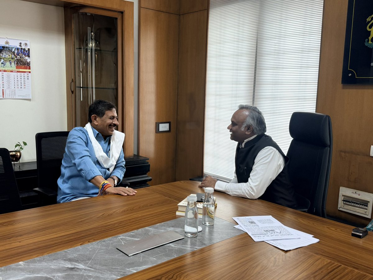 HC_Balakrishna's tweet photo. ನೂತನ ಸಚಿವರಾಗಿ ಪ್ರಮಾಣ ವಚನ ಸ್ವೀಕರಿಸಿದ ಶ್ರೀ ಪ್ರಿಯಾಂಕ್ ಖರ್ಗೆ ಅವರನ್ನು ಇಂದು ಭೇಟಿ ಮಾಡಿ ಅಭಿನಂದನೆ ಸಲ್ಲಿಸಿದೆ.

@PriyankKharge https://t.co/nn8JC06dHT