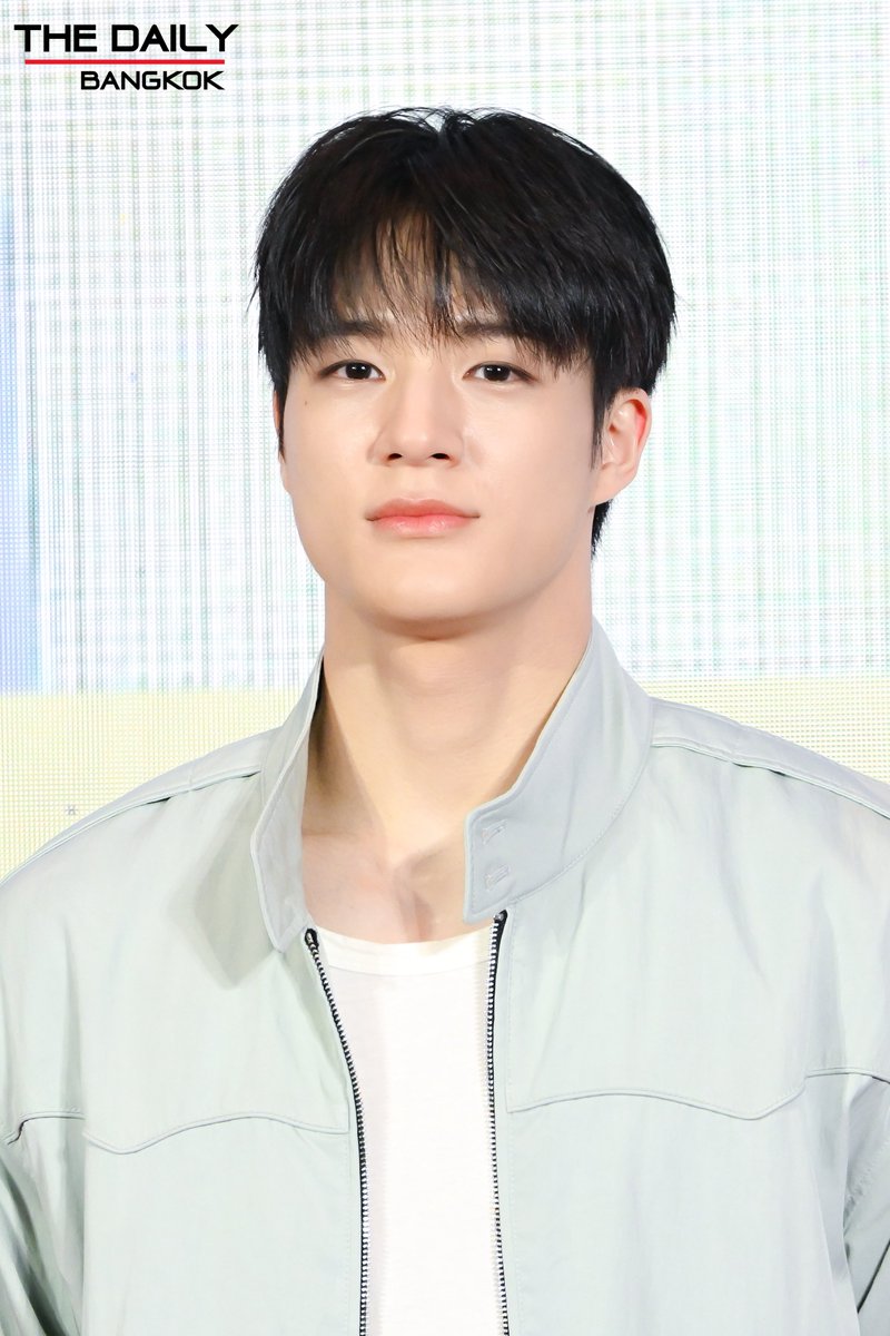 thedailybkk's tweet photo. " JENO " จาก NCT DREAM ร่วมงาน SISOD LOVE &amp; DREAM MISSION PRESS CONFERENCE เปิดตัวผลิตภัณฑ์ “น้ำนมข้าวสีสด“ (SISOD RICE MILK) 

#JENO #제노
#NCTDREAM #엔시티드림
#SISODLOVEANDDREAMMISSION
#SISODRicemilkxNCTDREAM 
#SISOD #รักมั้ยRicemilk #น้ำนมข้าวสีสด https://t.co/dBz1Q6E19k