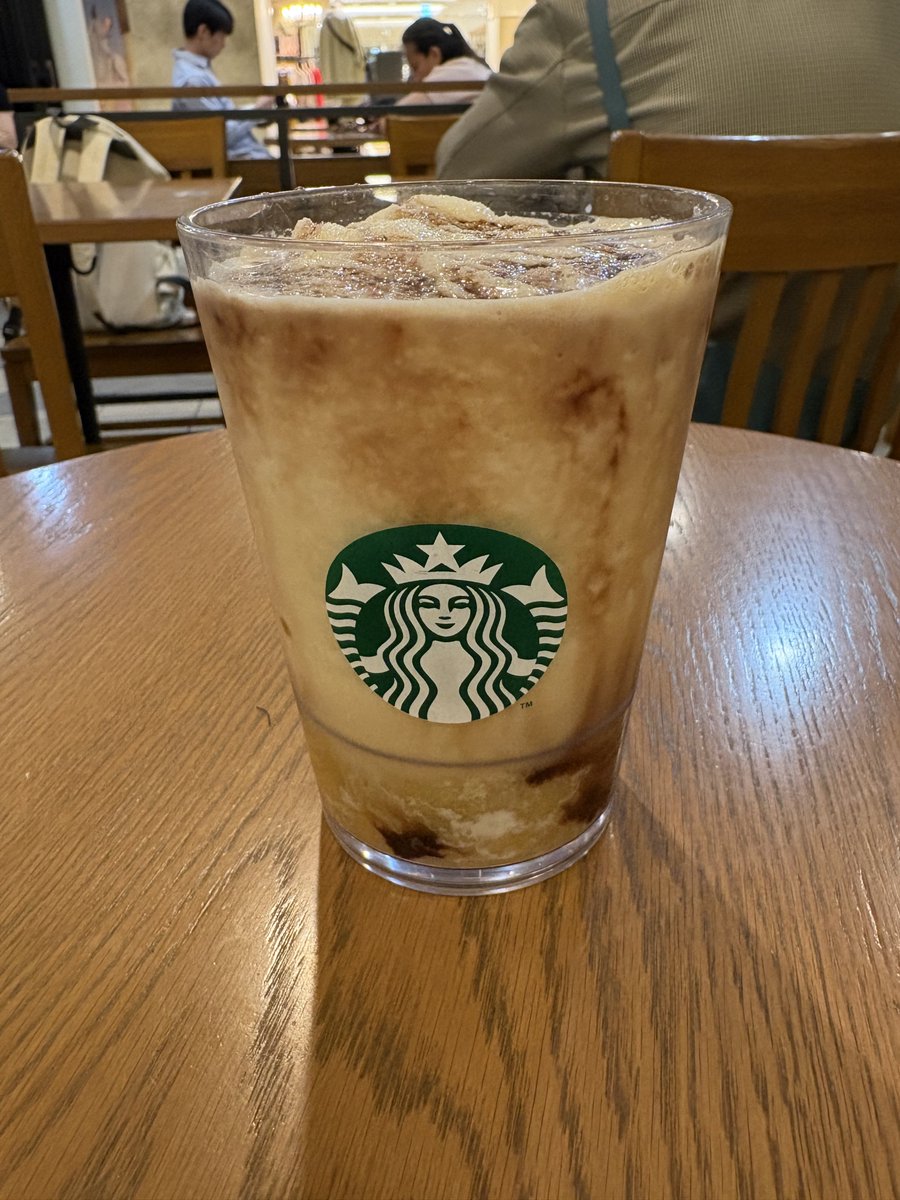 snow_gnu_'s tweet photo. グッズ無事買えたので休憩☕️

今日発売はハニーバナナフラペチーノだけどアフォガートが好きなのでこちらに🍌
バナナとコーヒー合うね🫶

 #スターバックス https://t.co/nlEuatZO9C