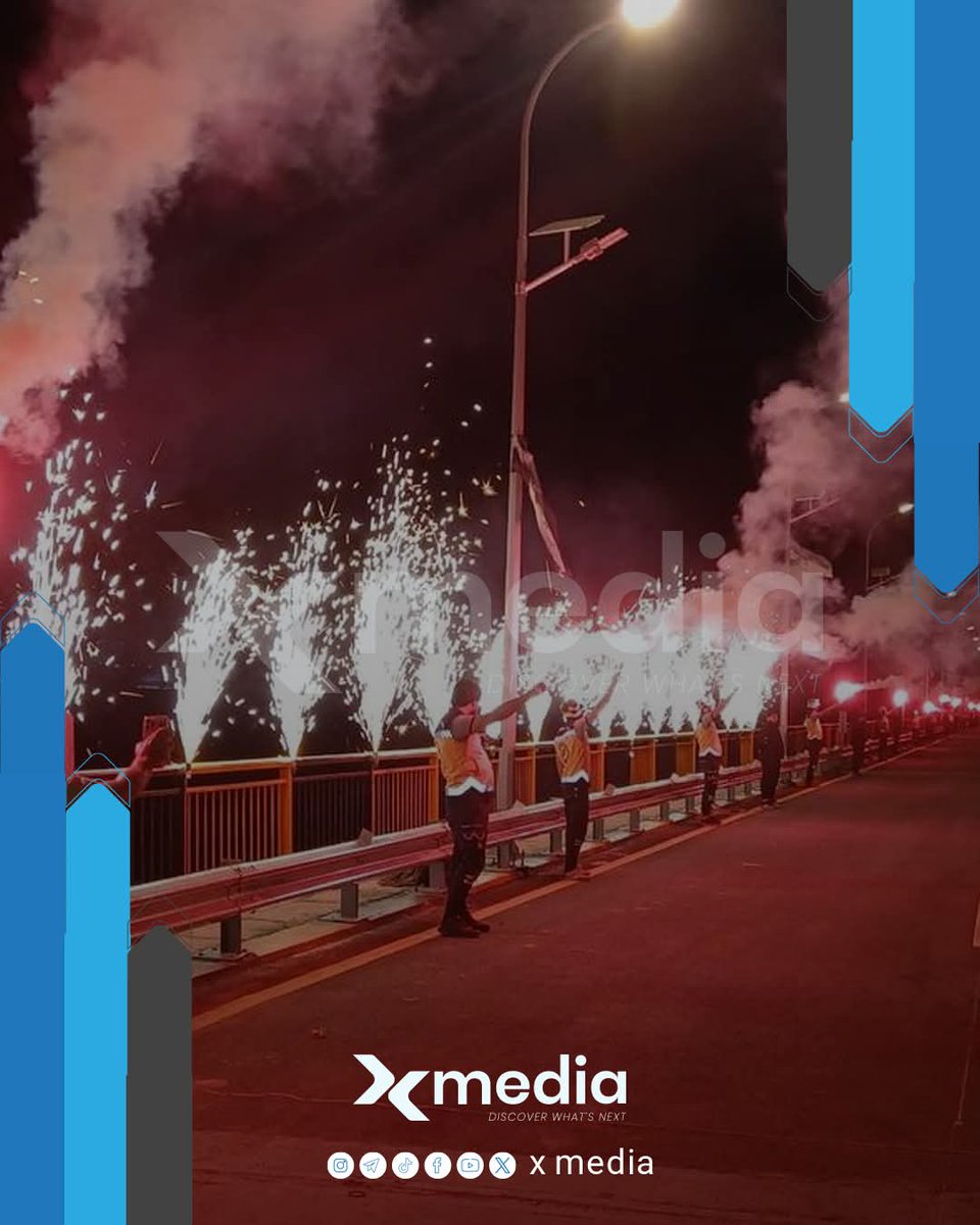 X_news_media's tweet photo. 🔴 أثار افتتاح #جسر_الرستن بعد ترميمه موجة من السخرية والانتقادات على مواقع التواصل خاصة بعد مشاركة الجولاني في حفل الافتتاح، حيث رأى متابعون أن حجم الاحتفالات والمواكب الرسمية أوحى وكأن البلاد تدشن مشروعاً استراتيجياً عملاقاً، لا جسراً خدمياً كان قائماً بالأصل وخضع لأعمال إعادة تأهيل.

🔴 واعتبر منتقدون أن الاحتفاء بترميم بنية تحتية قائمة يعكس حجم التراجع في سقف الإنجازات المعلنة، متسائلين عمّا إذا كان مجرد إصلاح المرافق المتضررة بات يُقدَّم اليوم كإنجاز استثنائي
#xmedia