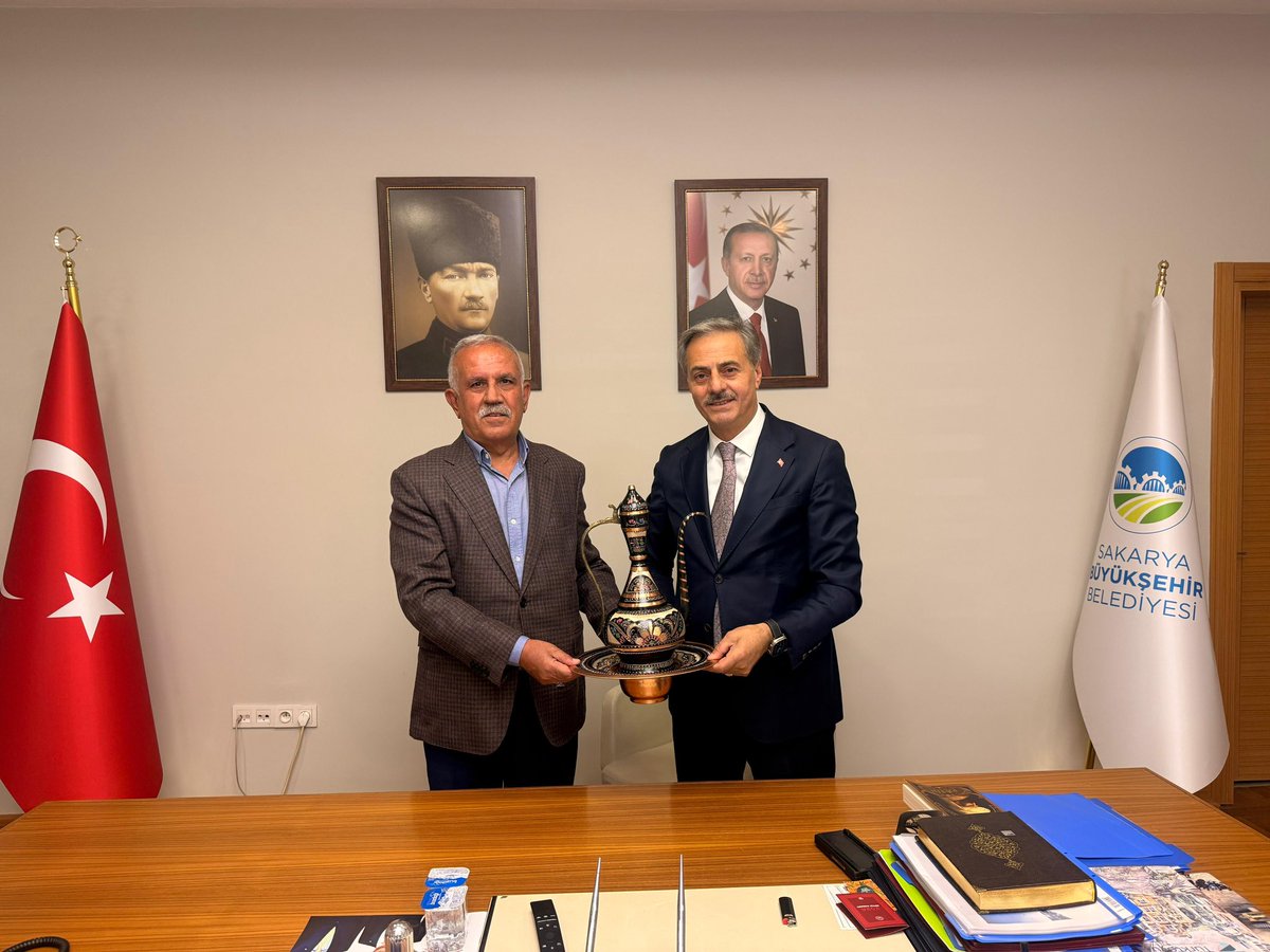 Rahmetullahmus's tweet photo. Sakarya Büyükşehir Belediye Başkanı Sn. @sbYusufAlemdar’ı makamında ziyaret ederek Kırköy beldemize yapmış olduğu destek ve katkıları için şükranlarımızı arz ettik.
İlgi, alaka ve misafirperverlikleri
İle güler yüzlü karşılamalarından dolayı kendilerine çok teşekkür ederiz. https://t.co/iWB0l2cfQk