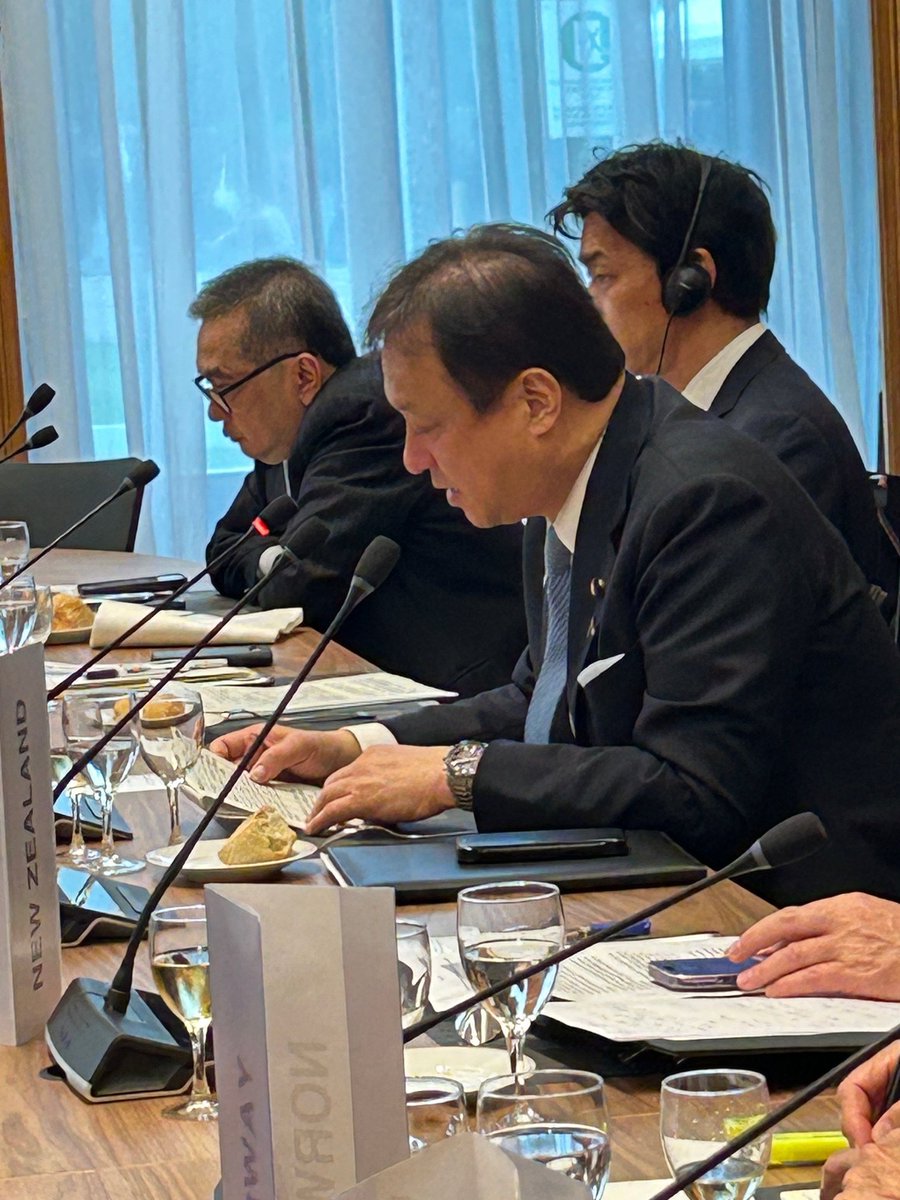 MofaJapan_jp's tweet photo. 堀井外務副大臣は、パリの経済協力開発機構（OECD）本部で開催された世界貿易機関（WTO）非公式閣僚会合に出席し、早急に具体的なWTO改革の議論に入ることの必要性を訴えるとともに、成果志向でより良い意思決定のあり方を考えていくことの重要性を強調しました。
#堀井外務副大臣 #WTO #OECD https://t.co/NlbUqqEnAV