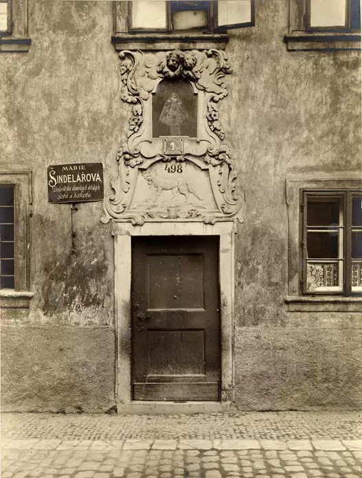 Prazskepribehy's tweet photo. Dům U modré lišky na Kampě na fotografii z roku 1906. V té době tu bydlel stavební rada Fridolín Větrovec. Zasloužilý starý mládenec, který celý dům (v ceně 24 500 korun) věnoval v roce 1912 Hlávkově studentské koleji českých vysokých škol. Později žila v domě řada významných nájemníků. Před druhou světovou válkou také Jiří Voskovec.