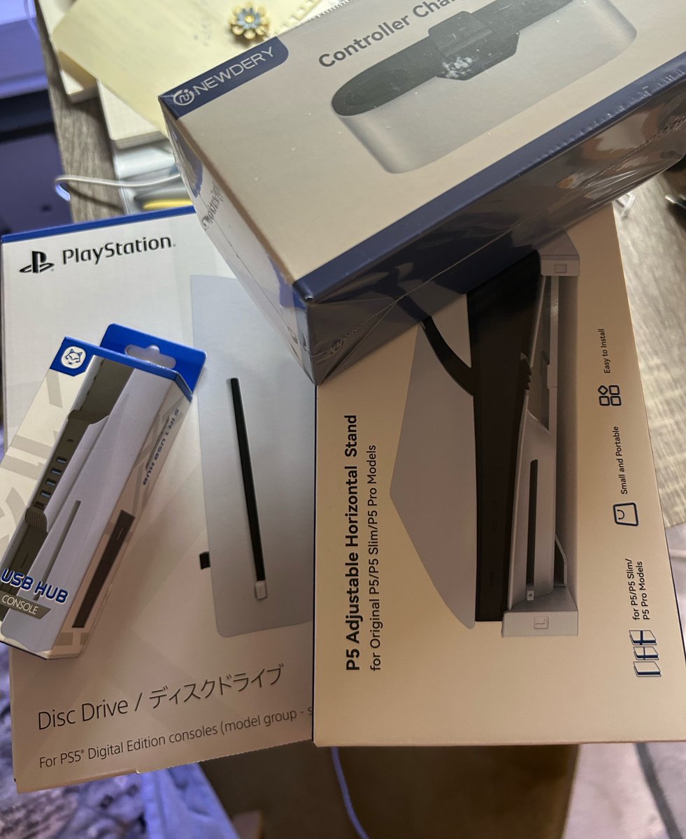 ApplePrince00's tweet photo. いっぱい届いたけど、USBハブはこのタイプでは使えないと買った後に知った https://t.co/JNXOx6gtxZ