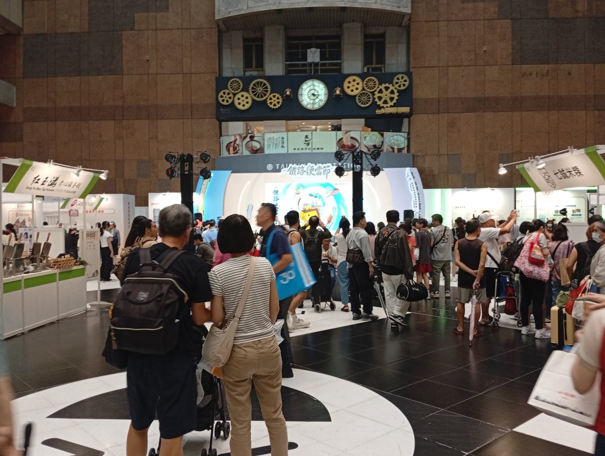 hirobatten's tweet photo. 臺北駅に着いて、#台灣鐵路便當節 会場に直行!
淡路屋さんに向かうと既に売切😭
聞くところによると、開始から2時間足らずで売切れたのこと。
明日こそ買うぞ😤
島根県のゆるキャラ、しまねっこが踊ってた。
@awajiya1682
@shimanekko_ https://t.co/gfyjljwc4H