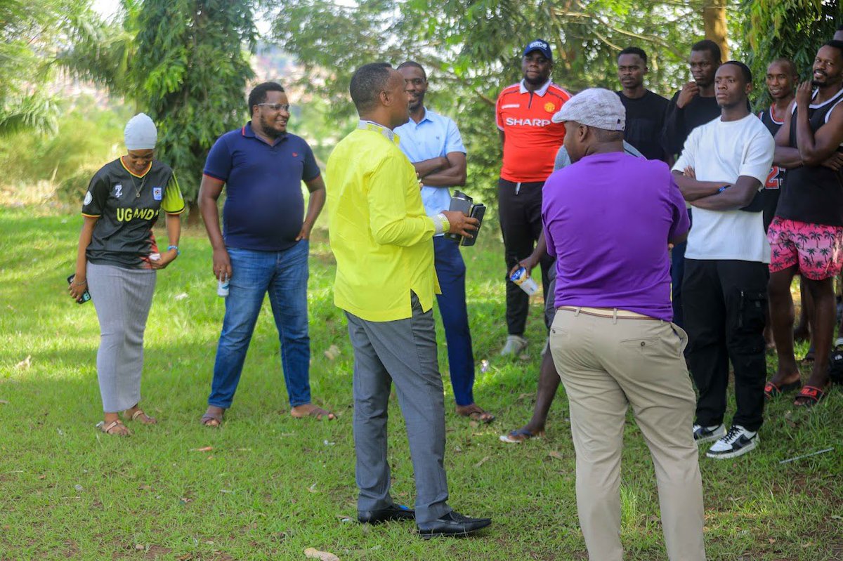 KankundaAmos1's tweet photo. I had an interesting interaction with a team of young &amp; talented youths who came up with a great initiative to form an organized football team as led by  @KatumbaSalim 

I invited the team to come for a friendly game against our own home boys at Kinoni Playground on 9th , 2PM https://t.co/9qT7XKq8F8