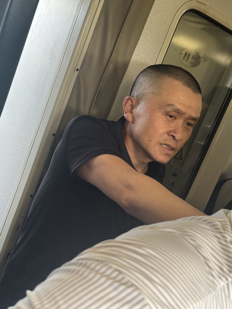 Flyseaaa's tweet photo. 有幸和表哥坐一辆火车 表哥你这打算是去哪儿 这太像了吧@cz_binance https://t.co/wuOYulK0El