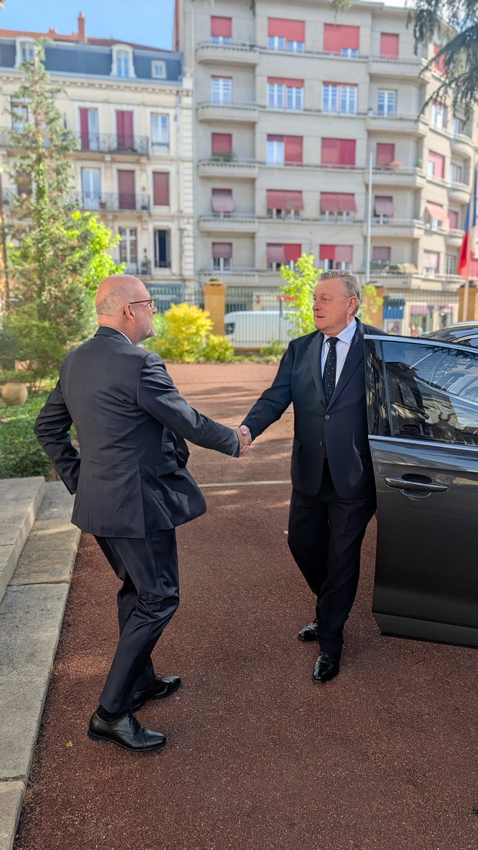Prefecture42's tweet photo. 💬 Ce matin, le préfet de la #Loire, François-Xavier Bieuville, s'est rendu à #Roanne pour une journée de travail et de terrain.

📍 Les temps forts de la visite :
- un temps de travail avec le sous-préfet de l'arrondissement, Hervé Gerin ;
- une rencontre avec le maire, Yves Nicolin, pour faire le point sur les projets en cours et à venir ;
- une déambulation dans différents quartiers de la ville.

🇫🇷 Un dialogue permanent et de proximité entre l'État et les élus locaux pour accompagner l'avenir et le dynamisme du territoire. 

@VilledeRoanne