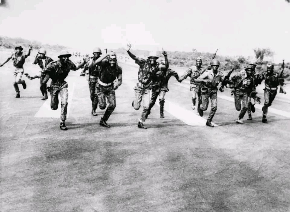 Hhonor_'s tweet photo. Nigerian troops rejoicing at the end of the 1970 genocide.

Will they ever be this happy over the defeat of Fulani terrorists? https://t.co/IrdmvqhX67