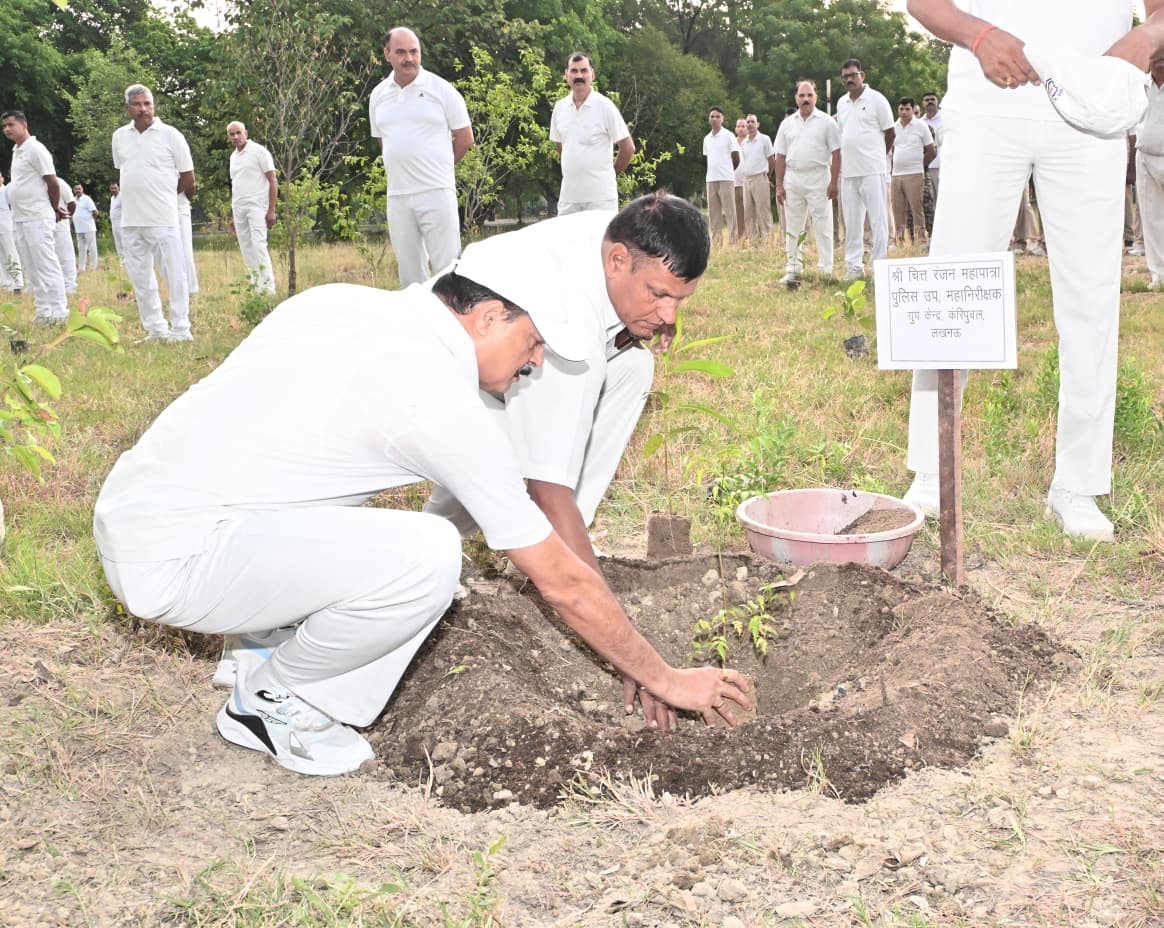 GCCRPFLKW's tweet photo. विश्व पर्यावरण दिवस पर GC CRPF लखनऊ परिसर में वृक्षारोपण अभियान आयोजित किया गया। GC LKW, Range LKW, 91 RAF, 233(M) Bn एवं GC Host.के अधिकारियों/कार्मिकों ने नीम, करंज, अमरूद, जामुन के 500+ पौधे रोपकर पर्यावरण संरक्षण का संदेश दिया।@crpfindia @cwacrpf @CentralZoneCrpf @igcscrpflkw https://t.co/GnYXENI1jz