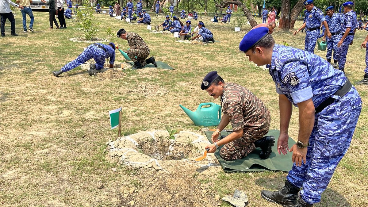 GCCRPFLKW's tweet photo. विश्व पर्यावरण दिवस पर GC CRPF लखनऊ परिसर में वृक्षारोपण अभियान आयोजित किया गया। GC LKW, Range LKW, 91 RAF, 233(M) Bn एवं GC Host.के अधिकारियों/कार्मिकों ने नीम, करंज, अमरूद, जामुन के 500+ पौधे रोपकर पर्यावरण संरक्षण का संदेश दिया।@crpfindia @cwacrpf @CentralZoneCrpf @igcscrpflkw https://t.co/GnYXENI1jz
