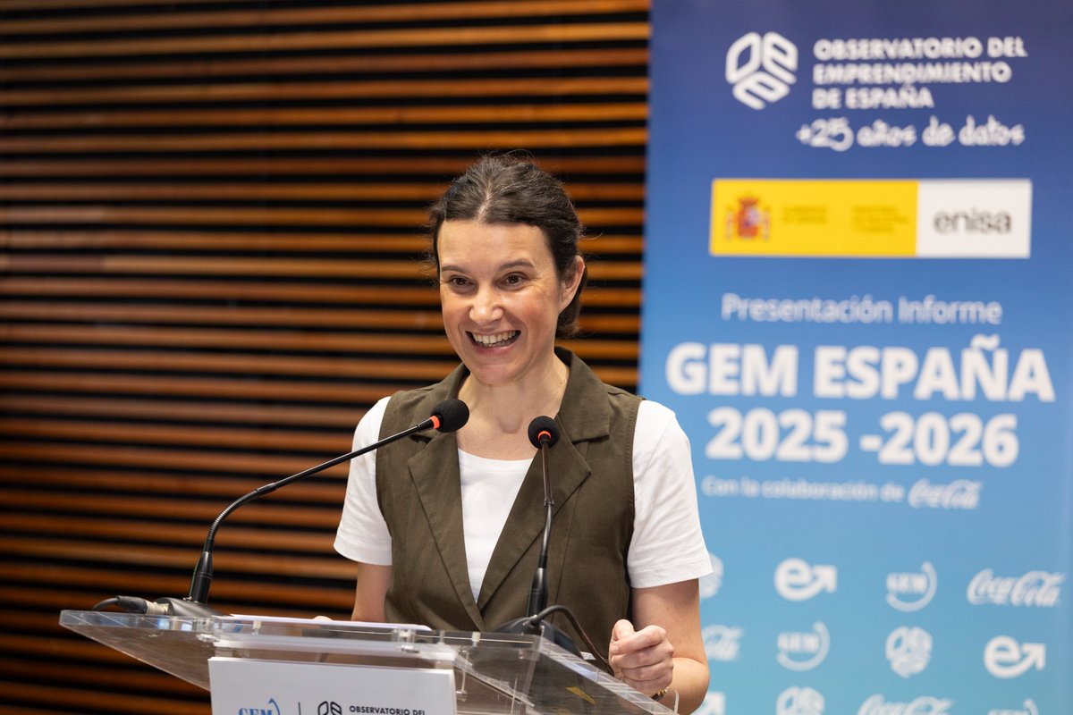 enisa's tweet photo. 📊 #España consolida su #impulso emprendedor con más iniciativa, madurez y apoyo público

España avanza hacia un ecosistema #emprendedor más sólido, diverso y respaldado por #políticaspúblicas. Así se puso de manifiesto durante la presentación oficial del #InformeGEM España 2025-2026, realizado por el  OEE- Observatorio del Emprendimiento de España con el apoyo de Enisa @minturgob  y la colaboración de The Coca-Cola Company, para dar a conocer la evolución del #emprendimiento en nuestro país.

El informe confirma la recuperación del interés por emprender. El 13,8 % de la población prevé crear un negocio en los próximos tres años, 2,6 puntos más que el año anterior.

La #digitalización continúa siendo clave. La inteligencia artificial ya está integrada en el 29 % de los proyectos en fase inicial, junto a otras tecnologías como el comercio electrónico o el análisis de datos.

A pesar de estos avances, el informe identifica un freno persistente: el miedo al fracaso. El 55 % de la población reconoce que este temor condiciona su decisión de emprender, limitando el paso de la intención a la acción.

Durante el acto, @CaroRguez,  CEO de Enisa, subrayó tanto la evolución del ecosistema como el papel institucional: “La cultura del emprendimiento sigue escalando posiciones en la sociedad y creciendo el interés en la población, gracias, en parte, al impulso de políticas públicas orientadas a desarrollar el talento emprendedor y a las numerosas iniciativas y alianzas público-privadas existentes en todos los territorios de nuestro país”. También destacó que "emprender es una opción cada vez más presente, en un entorno que muestra crecimiento y madurez y que cree en el emprendimiento como palanca de progreso”.

A esta idea añadió una lectura estratégica basada en datos: “En un mundo cada vez más complejo, el rigor es cada vez más necesario. Desde #Enisa y el @minturgob nos gusta hablar desde los datos y su impacto”.

La presentación incluyó una mesa redonda centrada en el emprendimiento sénior y en la que participó Manuel de Timoteo Comas (fundador de #TheBrubaker #clienteEnisa).