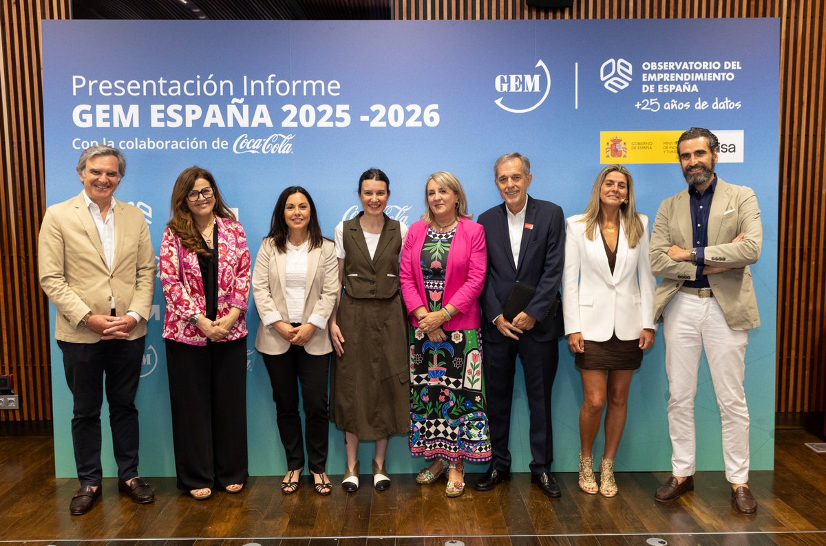 enisa's tweet photo. 📊 #España consolida su #impulso emprendedor con más iniciativa, madurez y apoyo público

España avanza hacia un ecosistema #emprendedor más sólido, diverso y respaldado por #políticaspúblicas. Así se puso de manifiesto durante la presentación oficial del #InformeGEM España 2025-2026, realizado por el  OEE- Observatorio del Emprendimiento de España con el apoyo de Enisa @minturgob  y la colaboración de The Coca-Cola Company, para dar a conocer la evolución del #emprendimiento en nuestro país.

El informe confirma la recuperación del interés por emprender. El 13,8 % de la población prevé crear un negocio en los próximos tres años, 2,6 puntos más que el año anterior.

La #digitalización continúa siendo clave. La inteligencia artificial ya está integrada en el 29 % de los proyectos en fase inicial, junto a otras tecnologías como el comercio electrónico o el análisis de datos.

A pesar de estos avances, el informe identifica un freno persistente: el miedo al fracaso. El 55 % de la población reconoce que este temor condiciona su decisión de emprender, limitando el paso de la intención a la acción.

Durante el acto, @CaroRguez,  CEO de Enisa, subrayó tanto la evolución del ecosistema como el papel institucional: “La cultura del emprendimiento sigue escalando posiciones en la sociedad y creciendo el interés en la población, gracias, en parte, al impulso de políticas públicas orientadas a desarrollar el talento emprendedor y a las numerosas iniciativas y alianzas público-privadas existentes en todos los territorios de nuestro país”. También destacó que "emprender es una opción cada vez más presente, en un entorno que muestra crecimiento y madurez y que cree en el emprendimiento como palanca de progreso”.

A esta idea añadió una lectura estratégica basada en datos: “En un mundo cada vez más complejo, el rigor es cada vez más necesario. Desde #Enisa y el @minturgob nos gusta hablar desde los datos y su impacto”.

La presentación incluyó una mesa redonda centrada en el emprendimiento sénior y en la que participó Manuel de Timoteo Comas (fundador de #TheBrubaker #clienteEnisa).