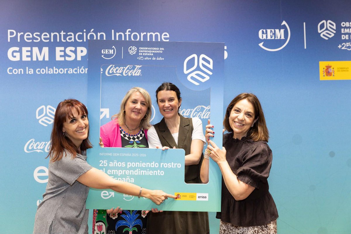 enisa's tweet photo. 📊 #España consolida su #impulso emprendedor con más iniciativa, madurez y apoyo público

España avanza hacia un ecosistema #emprendedor más sólido, diverso y respaldado por #políticaspúblicas. Así se puso de manifiesto durante la presentación oficial del #InformeGEM España 2025-2026, realizado por el  OEE- Observatorio del Emprendimiento de España con el apoyo de Enisa @minturgob  y la colaboración de The Coca-Cola Company, para dar a conocer la evolución del #emprendimiento en nuestro país.

El informe confirma la recuperación del interés por emprender. El 13,8 % de la población prevé crear un negocio en los próximos tres años, 2,6 puntos más que el año anterior.

La #digitalización continúa siendo clave. La inteligencia artificial ya está integrada en el 29 % de los proyectos en fase inicial, junto a otras tecnologías como el comercio electrónico o el análisis de datos.

A pesar de estos avances, el informe identifica un freno persistente: el miedo al fracaso. El 55 % de la población reconoce que este temor condiciona su decisión de emprender, limitando el paso de la intención a la acción.

Durante el acto, @CaroRguez,  CEO de Enisa, subrayó tanto la evolución del ecosistema como el papel institucional: “La cultura del emprendimiento sigue escalando posiciones en la sociedad y creciendo el interés en la población, gracias, en parte, al impulso de políticas públicas orientadas a desarrollar el talento emprendedor y a las numerosas iniciativas y alianzas público-privadas existentes en todos los territorios de nuestro país”. También destacó que "emprender es una opción cada vez más presente, en un entorno que muestra crecimiento y madurez y que cree en el emprendimiento como palanca de progreso”.

A esta idea añadió una lectura estratégica basada en datos: “En un mundo cada vez más complejo, el rigor es cada vez más necesario. Desde #Enisa y el @minturgob nos gusta hablar desde los datos y su impacto”.

La presentación incluyó una mesa redonda centrada en el emprendimiento sénior y en la que participó Manuel de Timoteo Comas (fundador de #TheBrubaker #clienteEnisa).