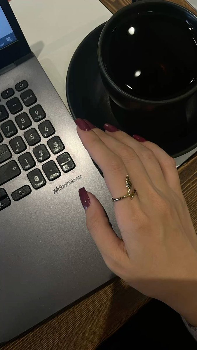 AstuteSecretary's tweet photo. Overworked and underfucked or whatever people say these days. https://t.co/Gf7RgVejfs