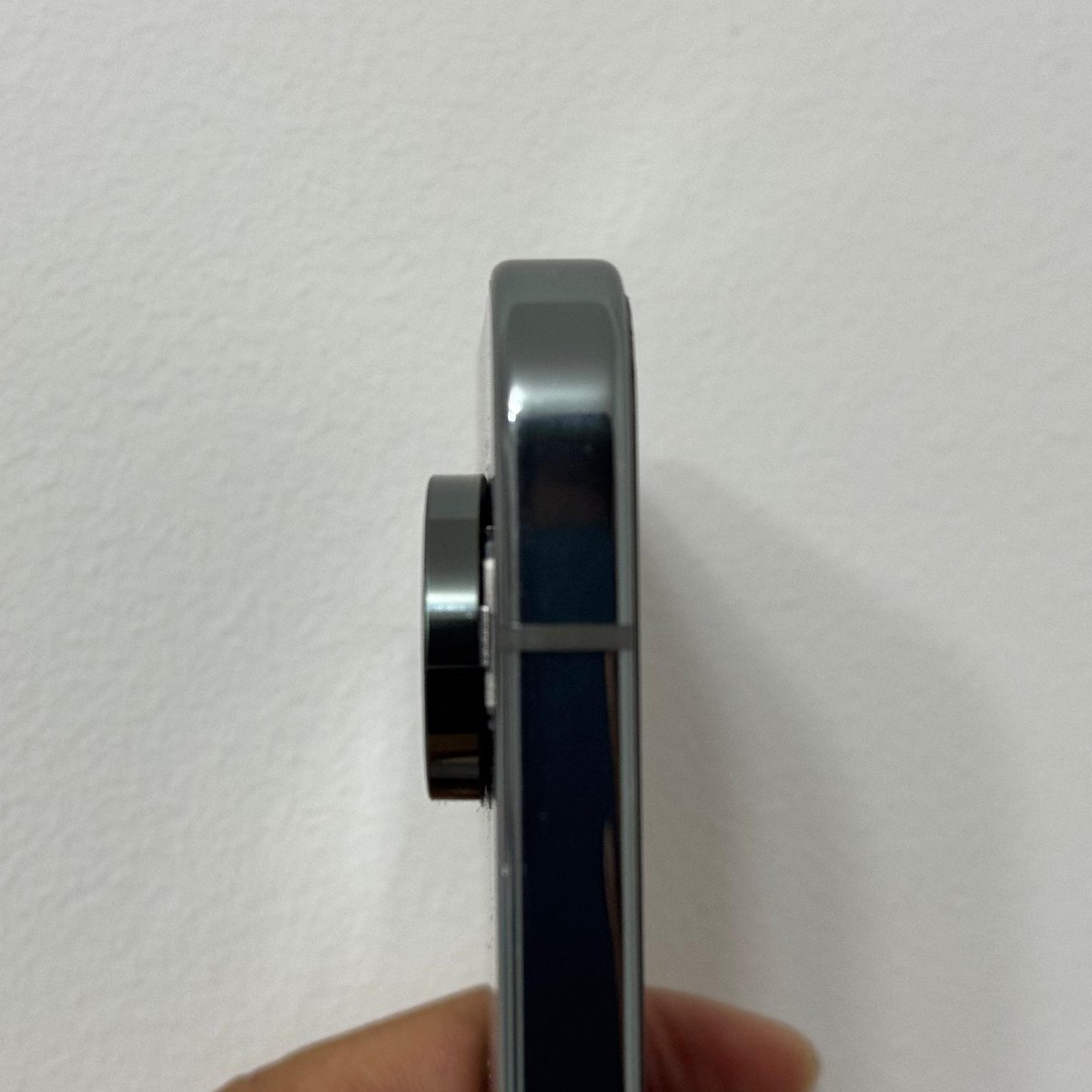 deep_contractor's tweet photo. @madebygoogle My Pixel's camera bump just popped off on its own. I believe this is a known flaw. Very disappointed, and not expected from a £1,099 flagship phone. It's time to move to Apple. https://t.co/s1hlJvUMuC