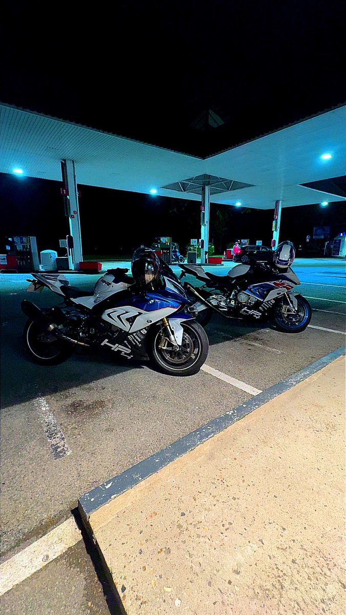 AntoineYZF's tweet photo. Bon les twittos c’est avec regret que je vous annonce que la S1000 RR n’est plus.. on me l’a volée dans la semaine. J’ai bien la rage. Et la Duke de ma pauvre dame aussi qui avait 3 semaines jsuis à bout quel pays de merde et population de merde 
RIP https://t.co/zwJlLiX11v