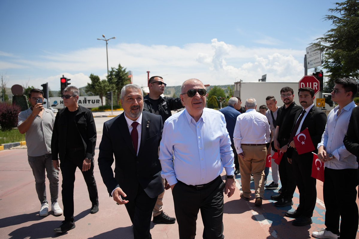 zaferpartisi's tweet photo. Genel Başkanımız Ümit Özdağ ve beraberindeki parti heyetimiz, Gül Festivali’ne katılmak ve vatandaşlarımızla buluşmak üzere geldikleri Isparta’da İl Başkanımız Ercan Yılmaz ve il teşkilatımız tarafından karşılandı. https://t.co/U2S3onMKnI