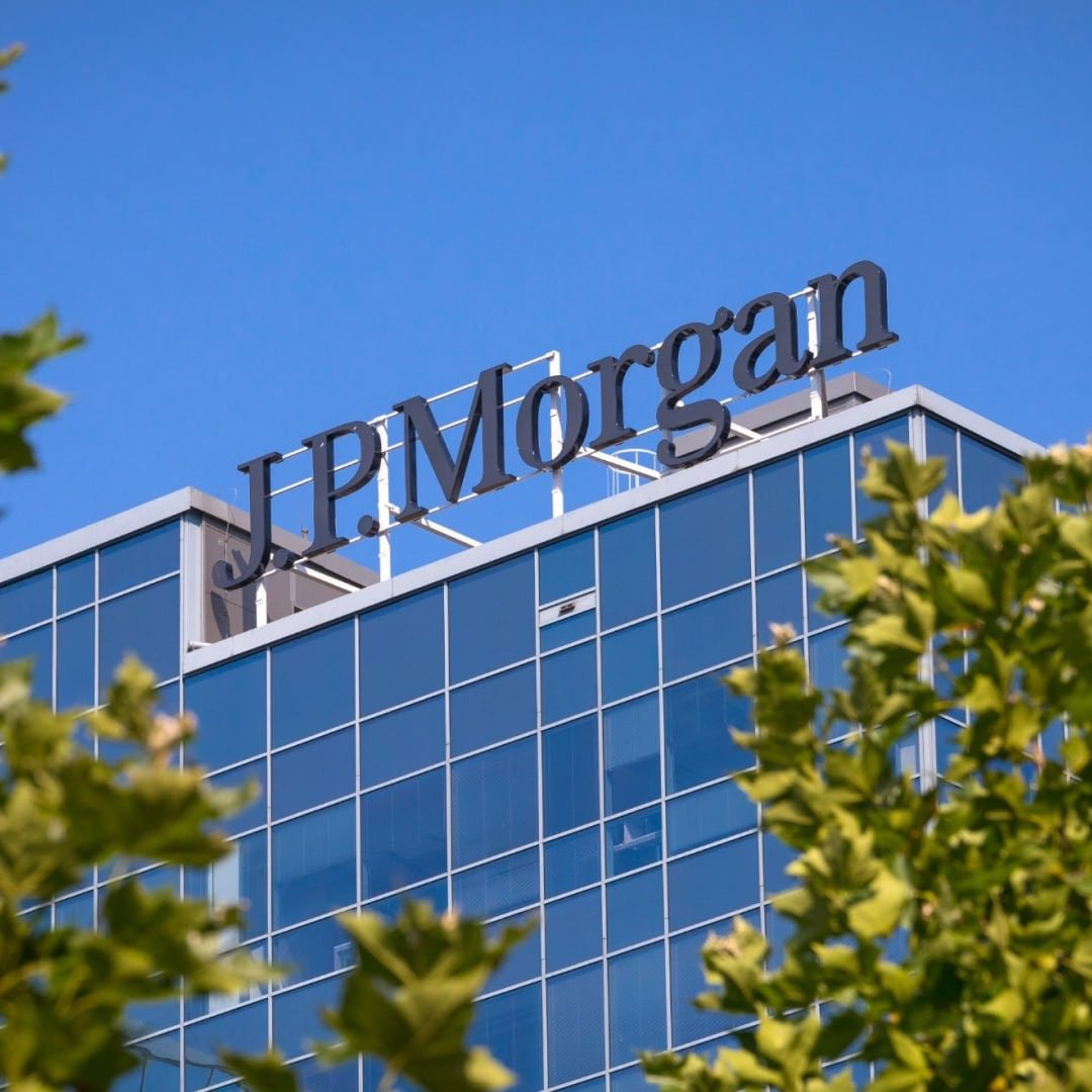 finansrotasi's tweet photo. JPMorgan, Türkiye görünümünü “ağırlığını artır” seviyesinden “nötr”e düşürdü.

Kararda makroekonomik riskler, yükselen enerji fiyatları ve siyasi belirsizlikler etkili oldu.

Banka, Türk şirket tahvillerinde risk azaltırken kısa vadeli ve yüksek kredi notuna sahip ihraççılara yönelmeyi tercih ediyor.
