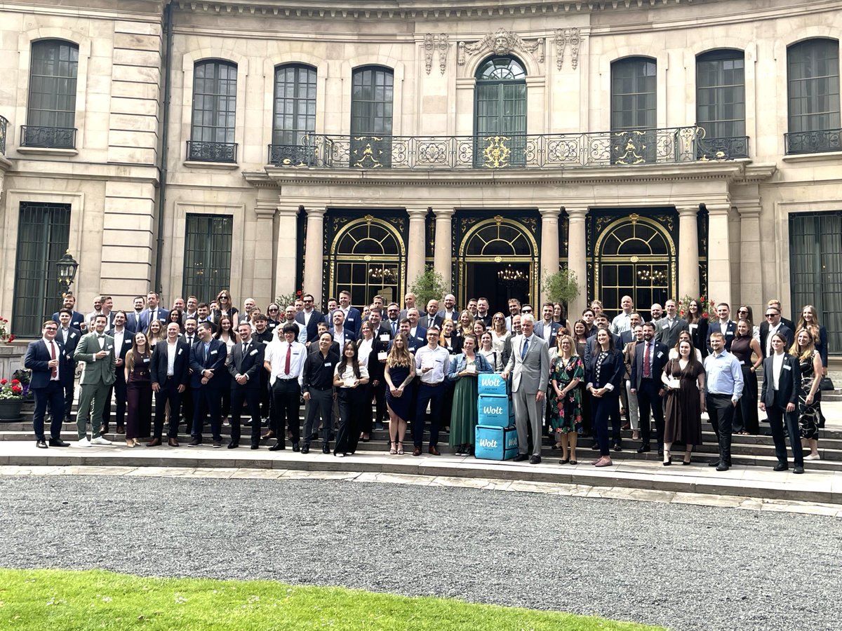 USEmbassyPrague's tweet photo. „Gratuluji všem oceněným na letošních Wolt Stars!🎉 Wolt a Door Dash dávají digitální sílu malým lokálním podnikům a restauracím, které díky nim mohou růst a získávat nové zákazníky. Skvělé jídlo i rychlé nákupy máme na pár kliknutí doma a celé to skvěle doplňují spolehliví kurýři, pro které je flexibilita základ. Klobouk dolů před celým teamem a partnery! “🚗✨ #AmbMerrick