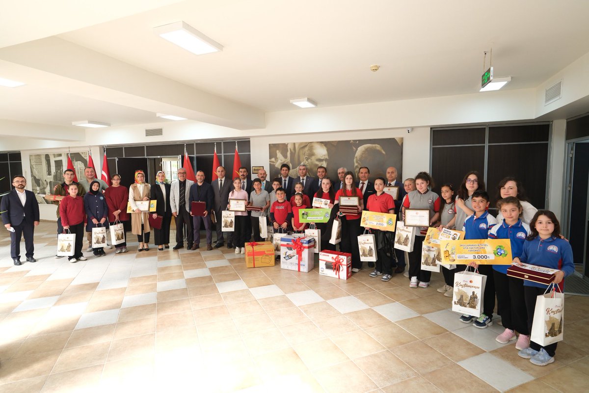 hasanbaltaciyep's tweet photo. Yuvamız Kastamonu için çocuklarımız ve gençlerimiz ile projeler üretmeye devam edeceğiz. 

Atık Pil, Bitkisel Atık Yağ ve Elektrikli-Elektronik Atık Toplama Kampanyamızda dereceye giren okullarımızı ağırladık, ödüllerini verdik. https://t.co/nwPNtCwiBF