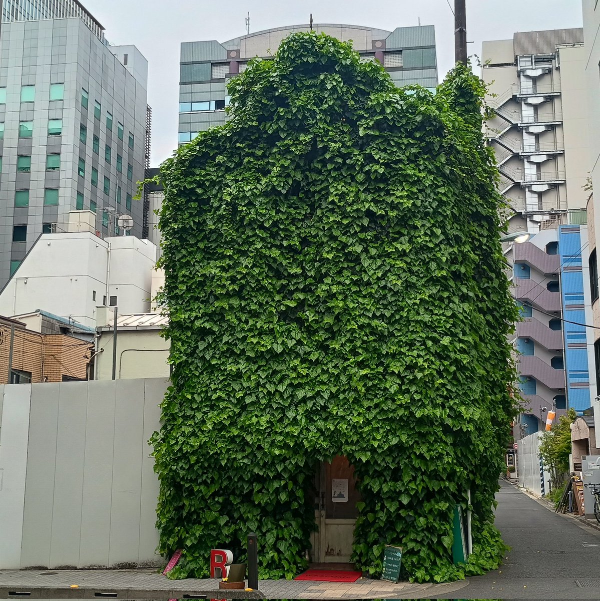 OL_DRIVER's tweet photo. 出入口以外は何も見えませんが、おそらく2階建ての喫茶店です
#新日本橋 https://t.co/c2MCmgPgac