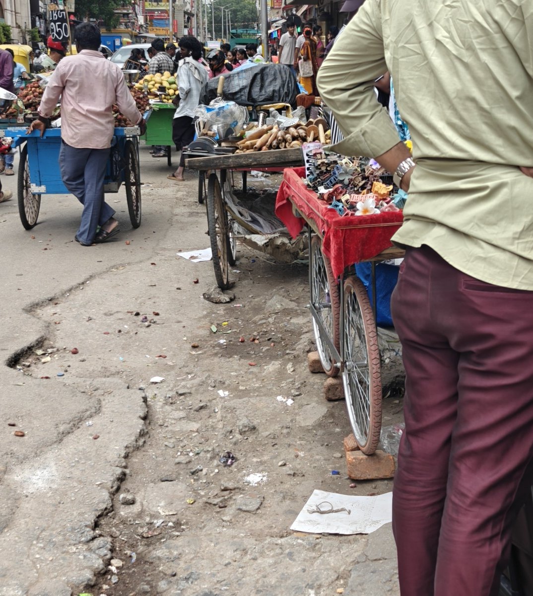 nikeshmail's tweet photo. Chickpete Metro Parking Road, Sultanpete Circle Obstructions causing Traffic congestion.@blrcitytraffic @chickpetetrfps @acpwesttrf @DCPTrWestBCP https://t.co/nrFwkSyXXS