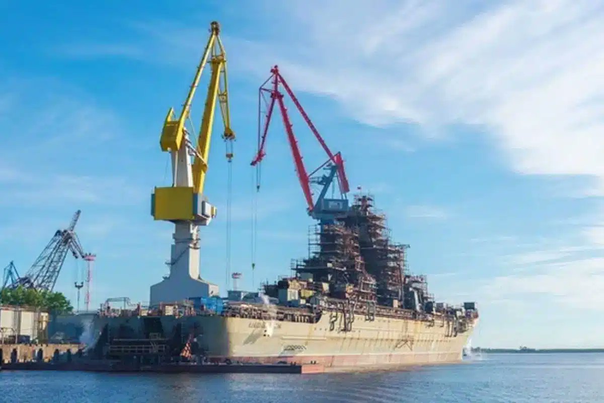 forummilitairef's tweet photo. 🚢☢️ 𝗩𝗶𝗻𝗴𝘁-𝘀𝗲𝗽𝘁 𝗮𝗻𝘀 𝗾𝘂𝗲 𝗹𝗮 𝘁𝗲𝗿𝗿𝗲 𝗲𝗻𝘁𝗶𝗲̀𝗿𝗲 𝗮𝘁𝘁𝗲𝗻𝗱𝗮𝗶𝘁 (𝗼𝘂 𝗽𝗮𝘀) 𝗰̧𝗮, 𝗺𝗮𝗶𝘀 𝗰𝗲 𝗰𝗿𝗼𝗶𝘀𝗲𝘂𝗿 𝗻𝘂𝗰𝗹𝗲́𝗮𝗶𝗿𝗲 𝗿𝘂𝘀𝘀𝗲 𝗱𝗲 𝟮𝟴 𝟬𝟬𝟬 𝘁𝗼𝗻𝗻𝗲𝘀 𝘃𝗮 𝗿𝗲𝗽𝗿𝗲𝗻𝗱𝗿𝗲 𝗹𝗮 𝗺𝗲𝗿 𝗲𝗻 𝗹𝗮𝗶𝘀𝘀𝗮𝗻𝘁 𝗮𝘂 𝗽𝗮𝘀𝘀𝗮𝗴𝗲 𝟮,𝟯𝟯 𝗺𝗶𝗹𝗹𝗶𝗮𝗿𝗱𝘀 𝗱’𝗲𝘂𝗿𝗼𝘀

En 1999, la Russie envoyait l’Amiral Nakhimov au chantier pour une modernisation qui devait durer quelques années.

Vingt-sept ans plus tard, le navire ressort enfin.

Entre-temps, l’Union soviétique est devenue un souvenir lointain, plusieurs générations de marins se sont succédé, et la facture a explosé jusqu’à environ 2,33 milliards d’euros.

Le résultat reste impressionnant : avec 176 cellules de lancement, des missiles hypersoniques Zircon et deux réacteurs nucléaires, l’Amiral Nakhimov est désormais l’un des navires de combat les plus lourdement armés de la planète.

Mais derrière cette démonstration de puissance se cache aussi une question que se posent aujourd’hui de nombreux stratèges : est-il encore pertinent de concentrer autant de capacités sur une seule coque à l’ère des drones, des missiles longue portée et du combat naval distribué ?

Dans notre article, on revient sur l’interminable modernisation du géant russe, ses capacités hors normes, les limites d’un tel mastodonte face aux conflits modernes, et sur l’étonnant parallèle avec les futurs « cuirassés » géants que certains responsables américains souhaitent désormais construire.

Notre article complet :
👉 https://t.co/iYqF3RDaAq

#Marine #Russie #Défense #Géopolitique #Naval #bateau #navire