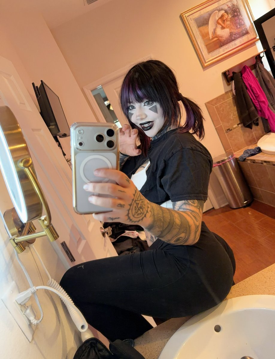 wavcelrely's tweet photo. say hi if ur ready to risk it all 😳 https://t.co/QURWLeSqUM