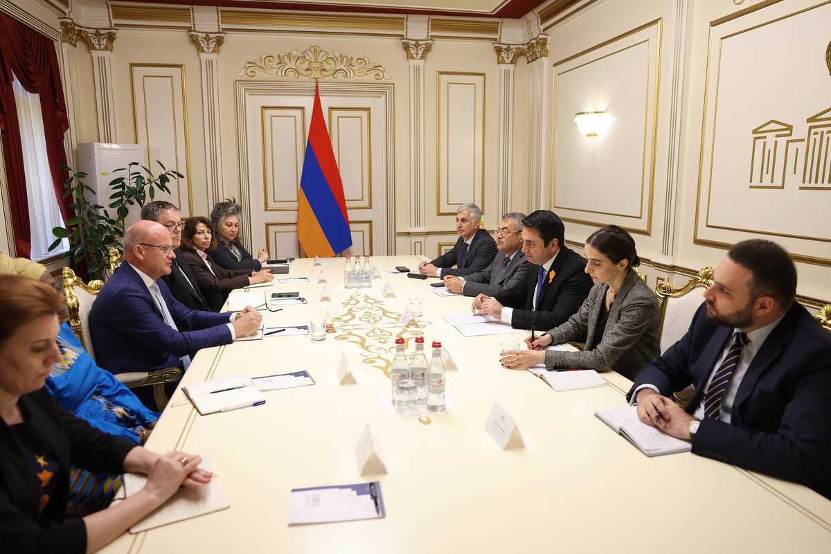 alensimonyan's tweet photo. Aujourd’hui, j’ai eu le plaisir d’accueillir la mission d’observation électorale de la Francophonie conduite par Philippe Courard (🇧🇪).
Nous avons échangé sur le déroulement de la campagne électorale ainsi que sur les questions liées au processus électoral. J’ai réaffirmé l’engagement ferme de l’🇦🇲 à garantir le libre exercice des droits électoraux de ses citoyens et à assurer la tenue d’élections libres, équitables, transparentes et conformes aux principes démocratiques.
Nous avons également abordé d’autres sujets d’intérêt commun.

@OIFrancophonie @APFfrancophonie
#Arménie #Francophonie