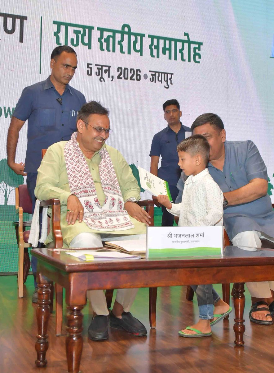 BhajanlalBjp's tweet photo. मुलाकात नन्हे पर्यावरणमित्र के साथ !

जब नन्हे हाथ प्रकृति का संदेश लेकर आगे बढ़ते हैं, तब हरित राजस्थान का संकल्प और भी सशक्त होता है तथा भविष्य की उम्मीदें और प्रबल हो जाती हैं।

#WorldEnvironmentDay https://t.co/7XQ4LPzk8b
