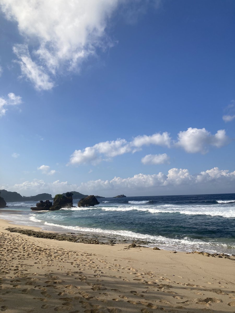 snuggleloop's tweet photo. main ke pantai lagiiii, bareng sama temen-temen gym. 🌊🌊 https://t.co/U7Rp9CYG59