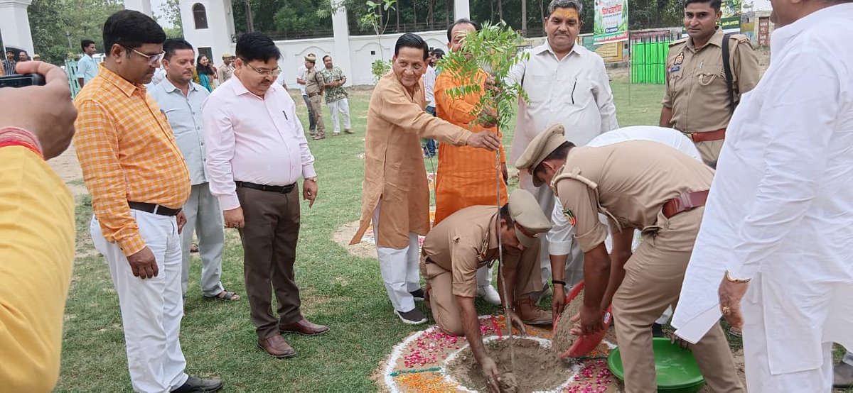 cdokasganj's tweet photo. "विश्व पर्यावरण दिवस-2026 के उपलक्ष्य में दिनांक 05.06.2026 को प्रभारी मंत्री कासगंज मा0 श्री भूपेंद्र सिंह चौधरी जी एंव विधागण व जनप्रतिनिधियों द्वारा जनपद कासगंज में किया वृक्षारोपण कार्य।
@UpRuralDev @DyCMGoUP @CMOfficeUP @DmKasganj https://t.co/RBqkWWPVEH