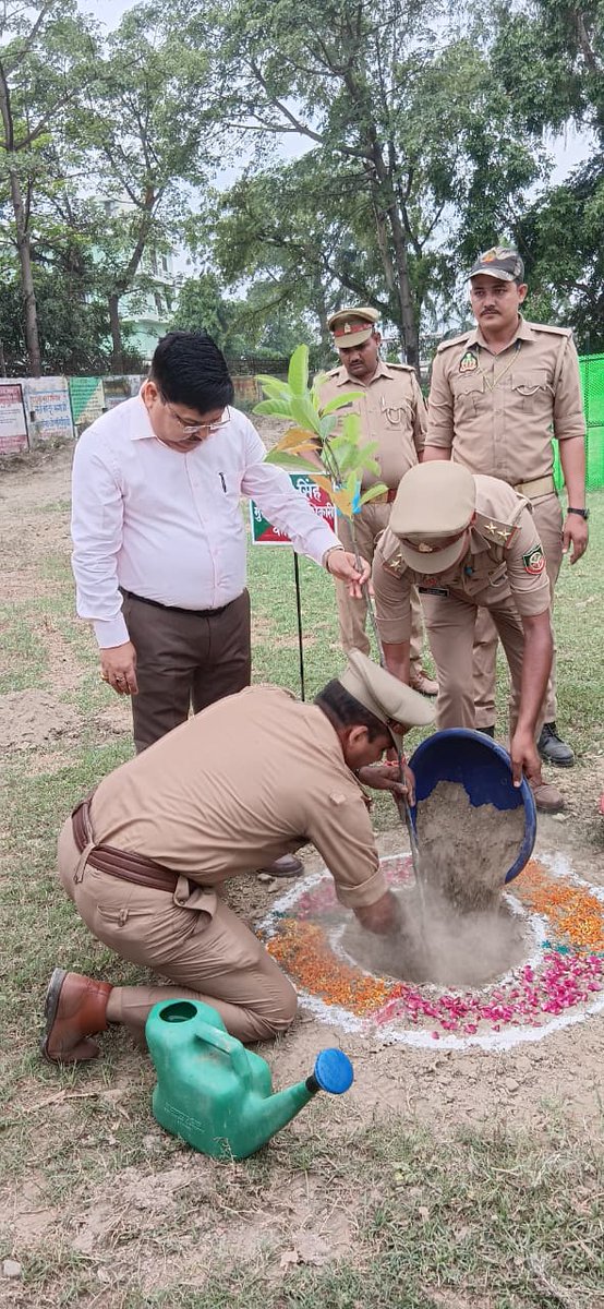 cdokasganj's tweet photo. "विश्व पर्यावरण दिवस-2026 के उपलक्ष्य में दिनांक 05.06.2026 को प्रभारी मंत्री कासगंज मा0 श्री भूपेंद्र सिंह चौधरी जी एंव विधागण व जनप्रतिनिधियों द्वारा जनपद कासगंज में किया वृक्षारोपण कार्य।
@UpRuralDev @DyCMGoUP @CMOfficeUP @DmKasganj https://t.co/RBqkWWPVEH